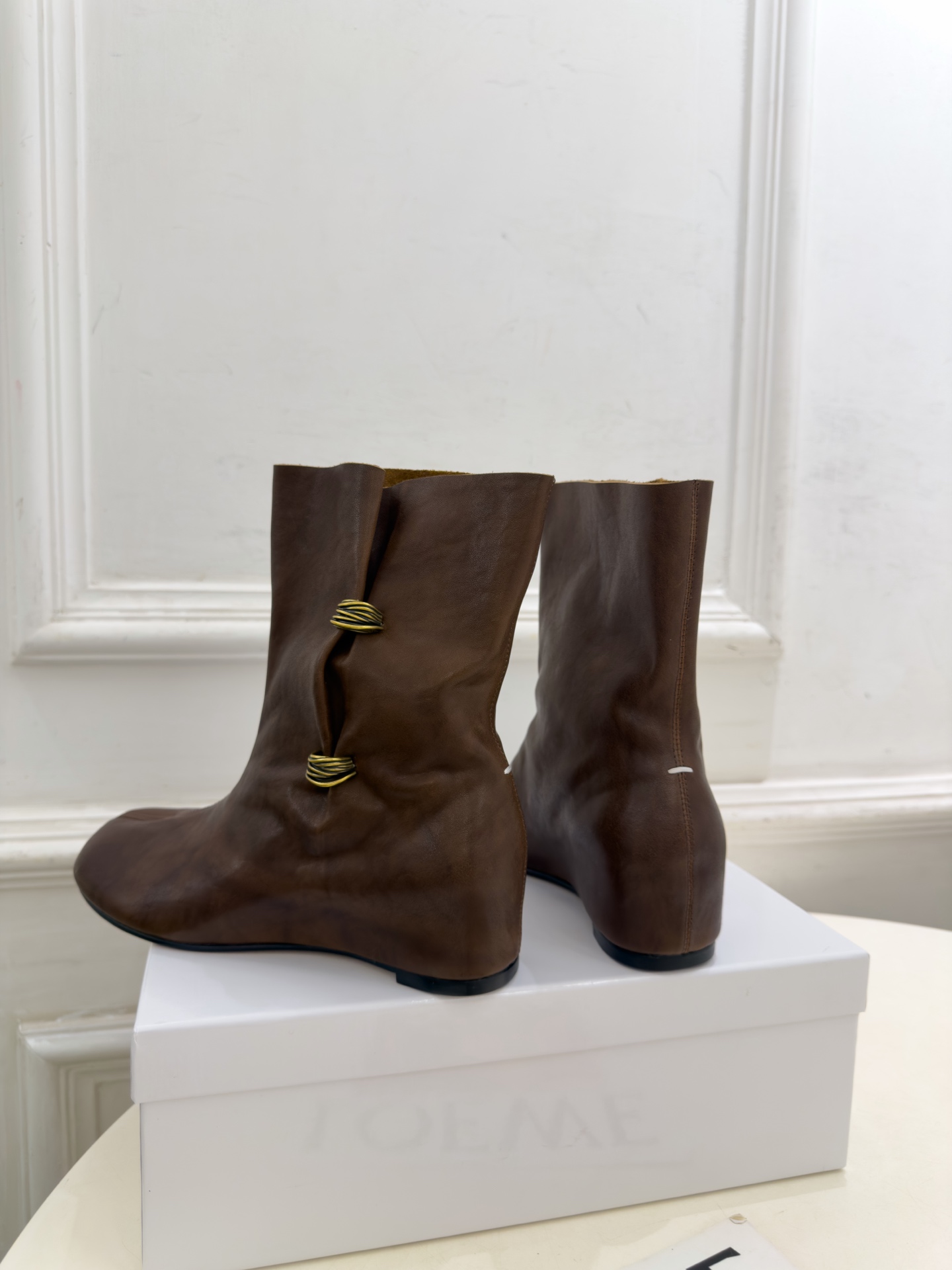 Maison Margiela· 马吉拉26𝐬𝐬 2026秋冬新品 MM6褶皱金属扣内增高分趾短靴———————— M Maison Margiela· 马吉拉26𝐬𝐬 2026秋冬新品 MM6褶皱金属扣内增高分趾短靴———————— M