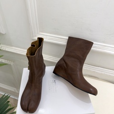 Maison Margiela· 马吉拉26𝐬𝐬 2026秋冬新品 MM6褶皱金属扣内增高分趾短靴———————— M Maison Margiela· 马吉拉26𝐬𝐬 2026秋冬新品 MM6褶皱金属扣内增高分趾短靴———————— M