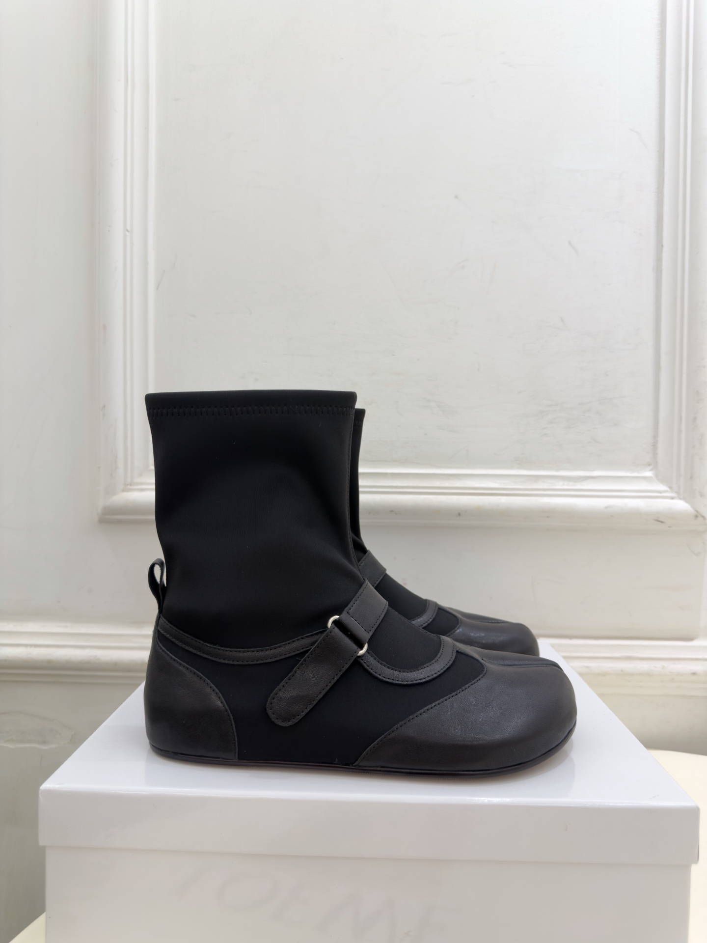 Maison Margiela· 马吉拉26𝐬𝐬  2026秋冬新品 MM6皮带扣内增高分趾弹力短靴———————— M