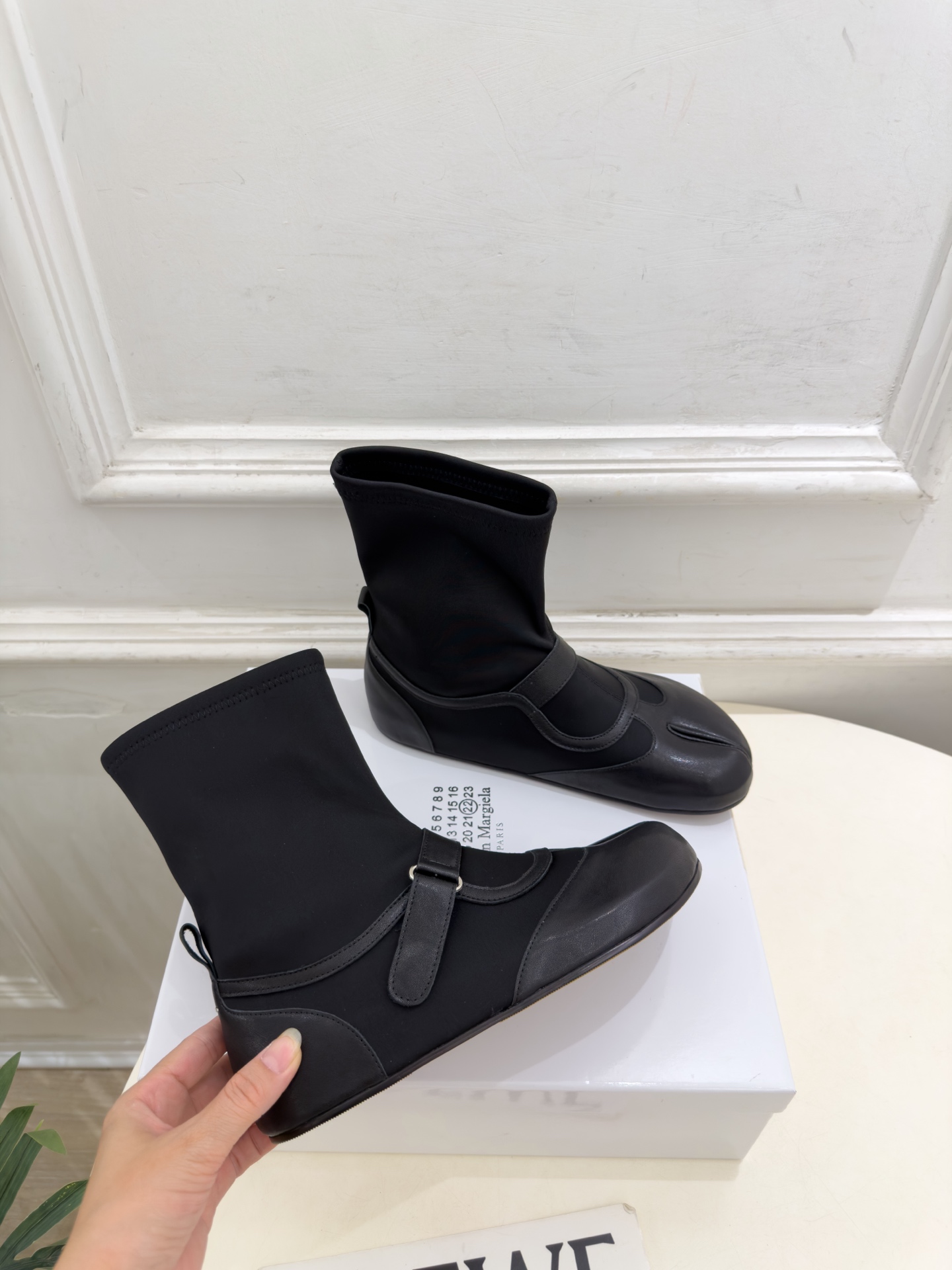 Maison Margiela· 马吉拉26𝐬𝐬  2026秋冬新品 MM6皮带扣内增高分趾弹力短靴———————— M