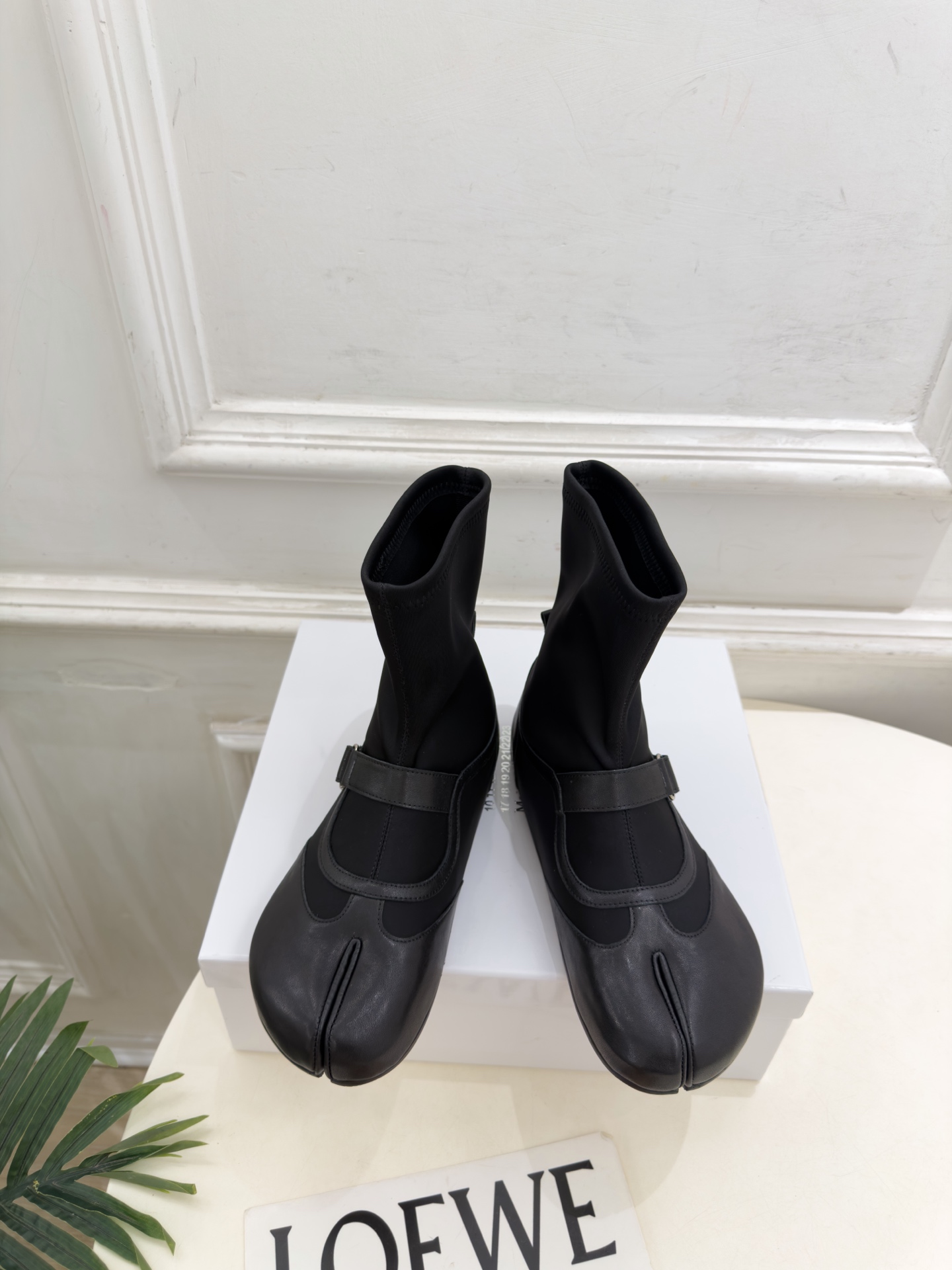 Maison Margiela· 马吉拉26𝐬𝐬  2026秋冬新品 MM6皮带扣内增高分趾弹力短靴———————— M