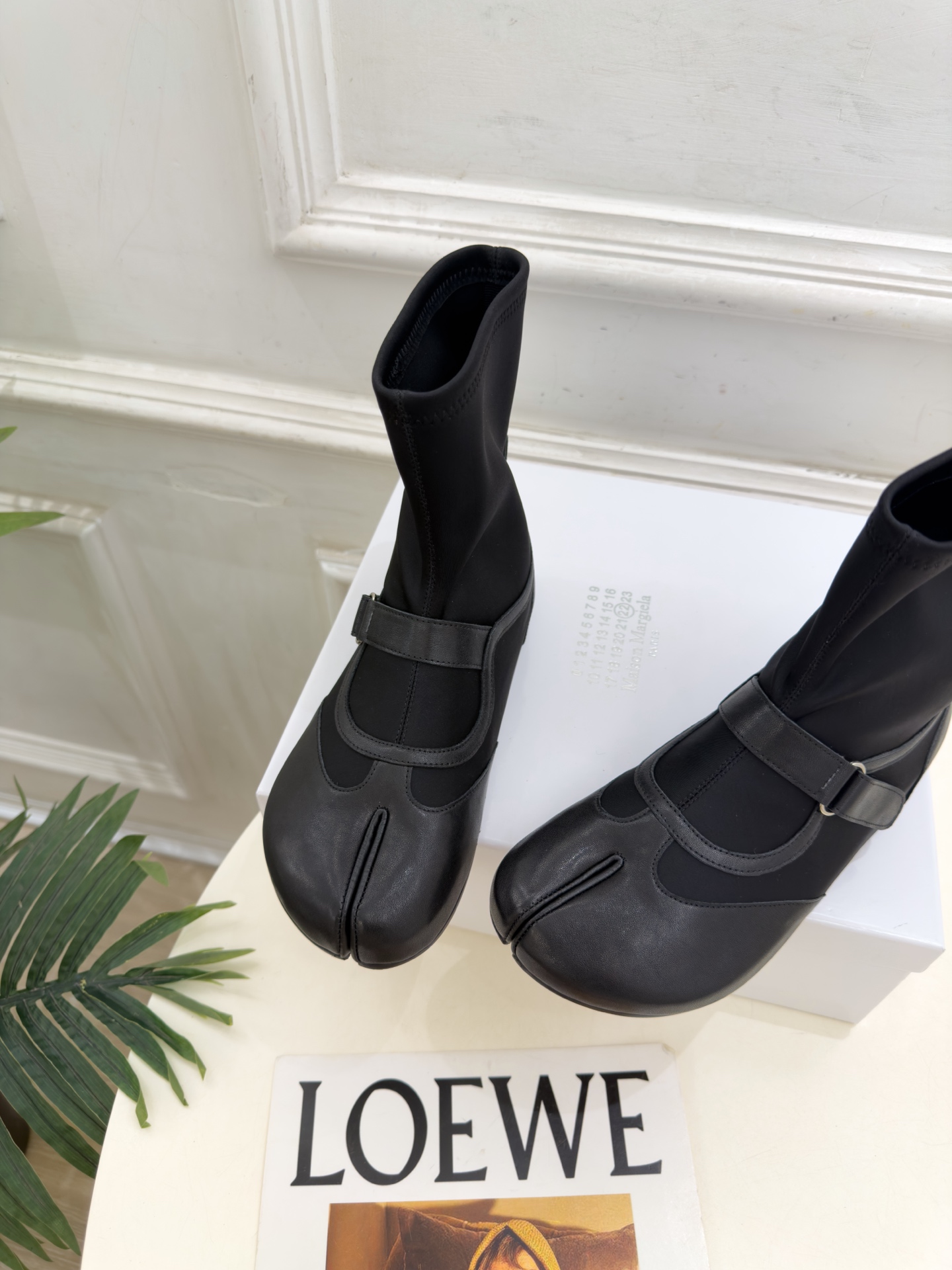 Maison Margiela· 马吉拉26𝐬𝐬  2026秋冬新品 MM6皮带扣内增高分趾弹力短靴———————— M