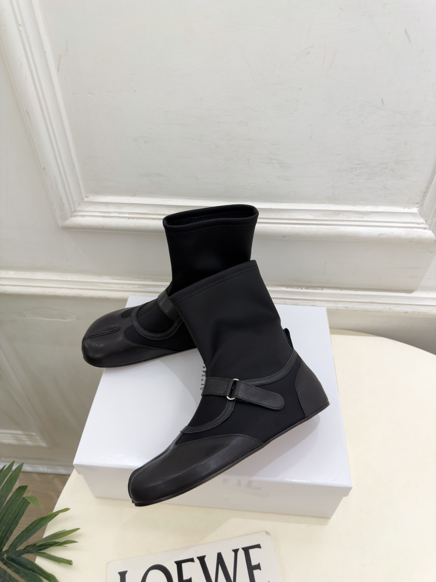 Maison Margiela· 马吉拉26𝐬𝐬  2026秋冬新品 MM6皮带扣内增高分趾弹力短靴———————— M