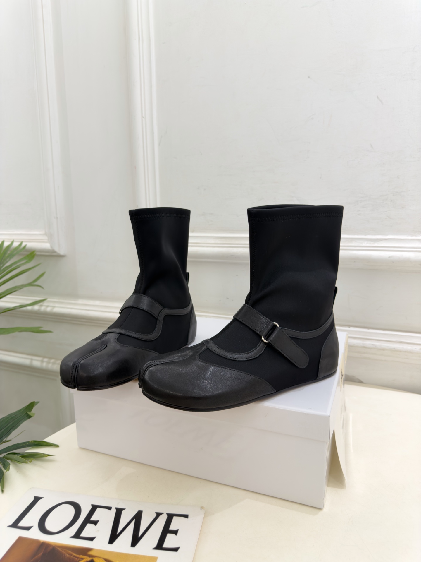 Maison Margiela· 马吉拉26𝐬𝐬  2026秋冬新品 MM6皮带扣内增高分趾弹力短靴———————— M