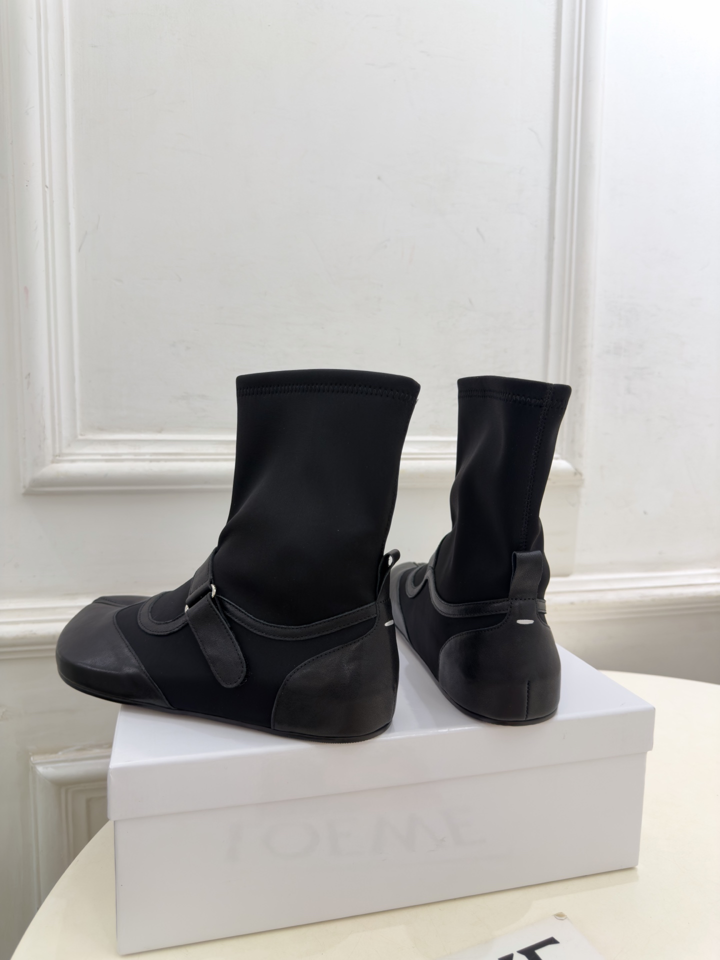 Maison Margiela· 马吉拉26𝐬𝐬  2026秋冬新品 MM6皮带扣内增高分趾弹力短靴———————— M