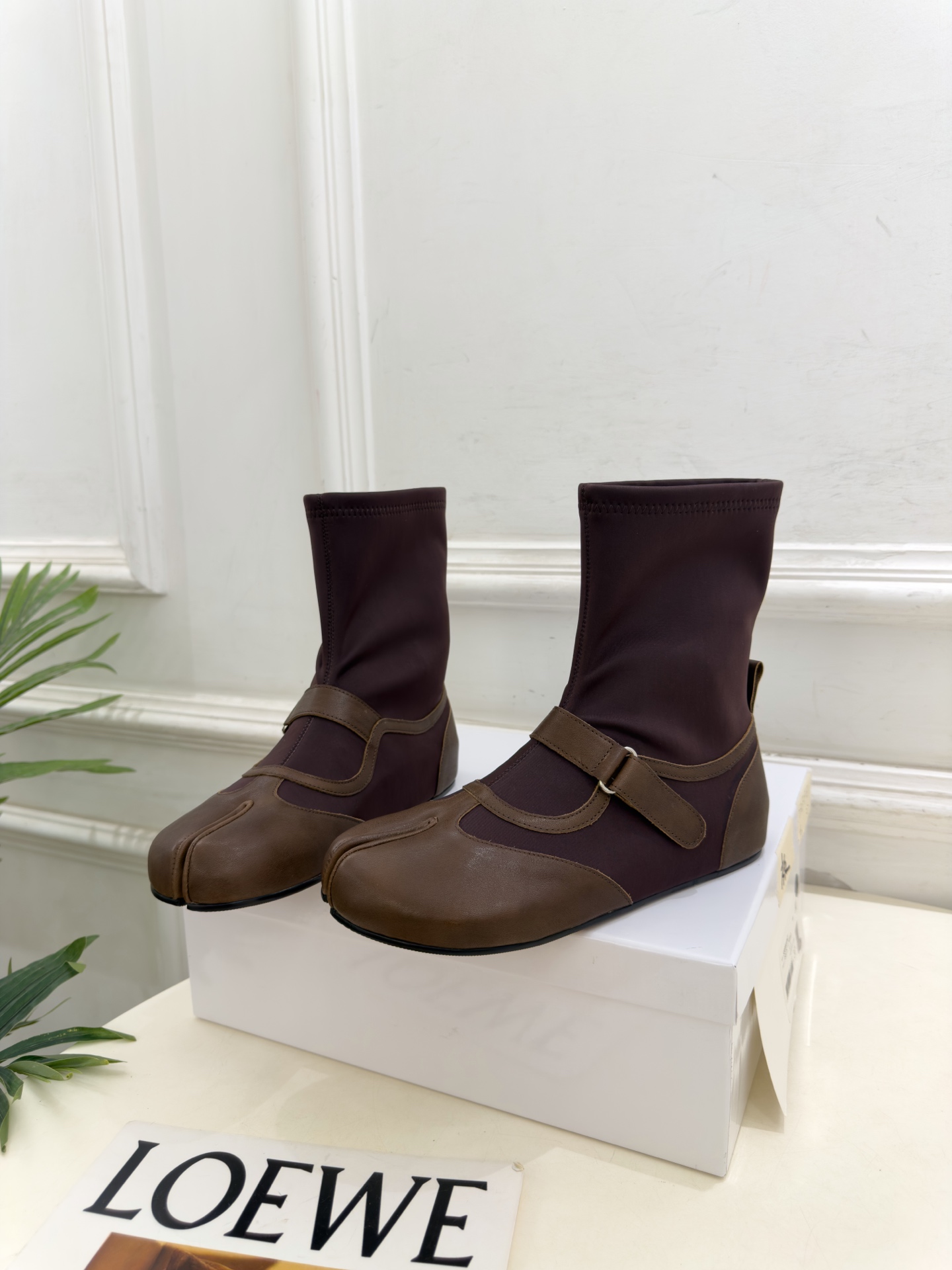 Maison Margiela· 马吉拉26𝐬𝐬 2026秋冬新品 MM6皮带扣内增高分趾弹力短靴———————— M Maison Margiela· 马吉拉26𝐬𝐬 2026秋冬新品 MM6皮带扣内增高分趾弹力短靴———————— M