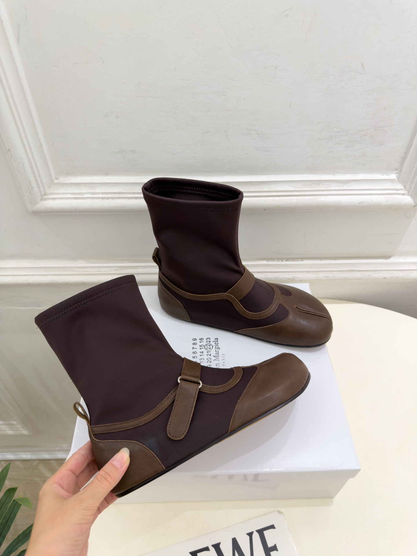 Maison Margiela· 马吉拉26𝐬𝐬 2026秋冬新品 MM6皮带扣内增高分趾弹力短靴———————— M Maison Margiela· 马吉拉26𝐬𝐬 2026秋冬新品 MM6皮带扣内增高分趾弹力短靴———————— M