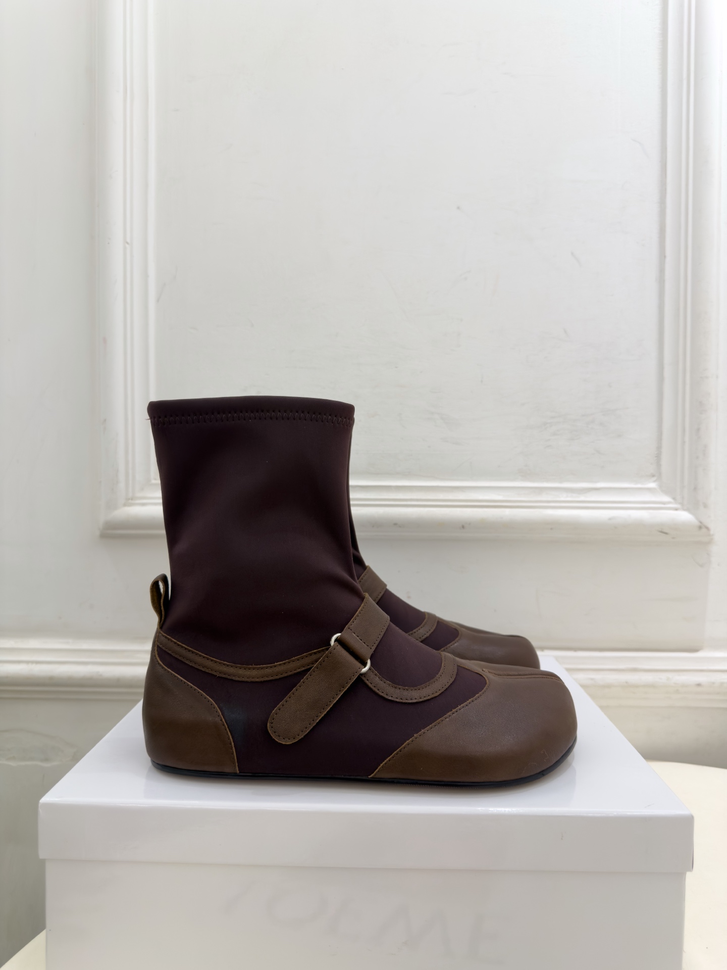 Maison Margiela· 马吉拉26𝐬𝐬 2026秋冬新品 MM6皮带扣内增高分趾弹力短靴———————— M Maison Margiela· 马吉拉26𝐬𝐬 2026秋冬新品 MM6皮带扣内增高分趾弹力短靴———————— M