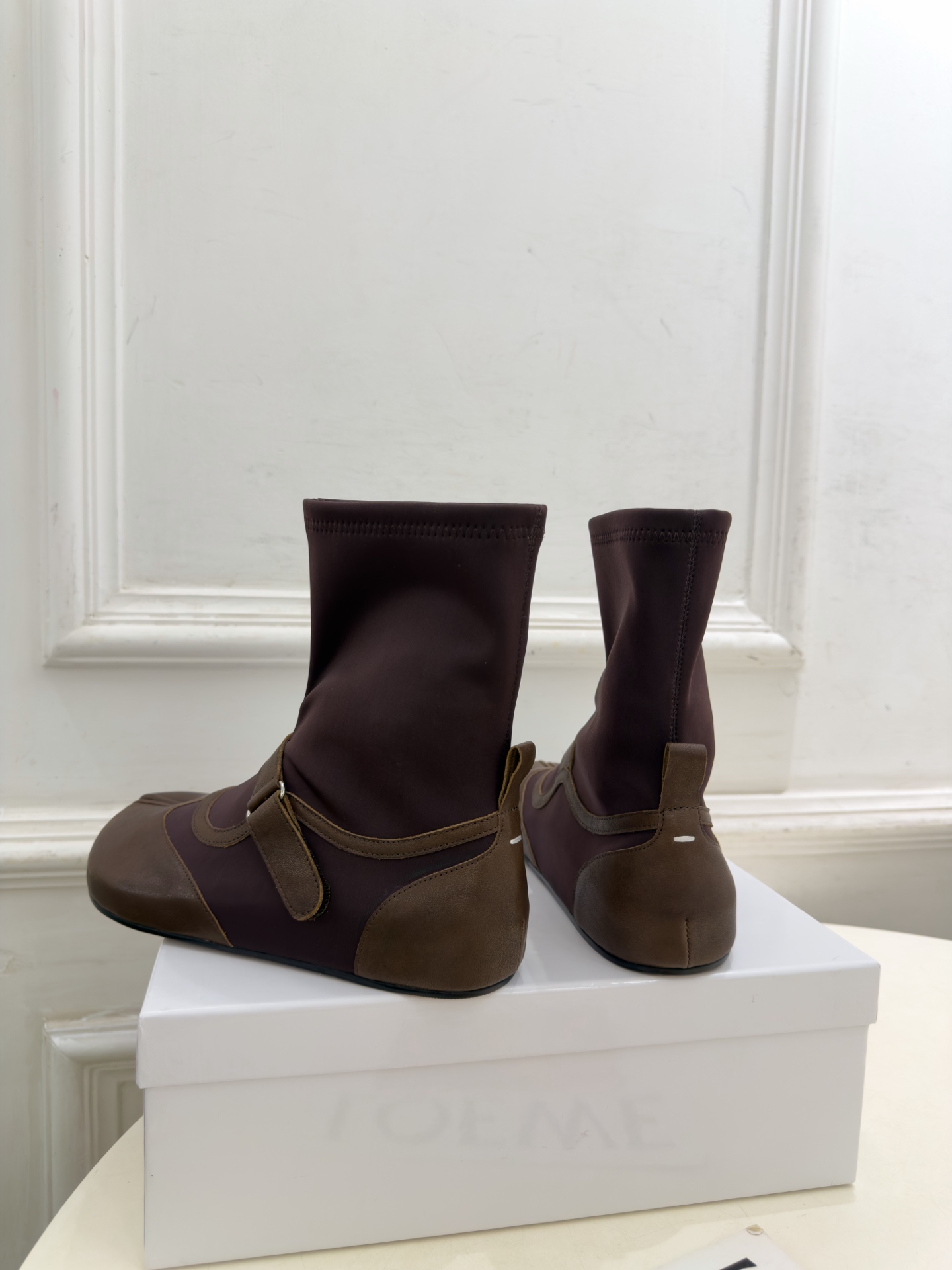 Maison Margiela· 马吉拉26𝐬𝐬 2026秋冬新品 MM6皮带扣内增高分趾弹力短靴———————— M Maison Margiela· 马吉拉26𝐬𝐬 2026秋冬新品 MM6皮带扣内增高分趾弹力短靴———————— M
