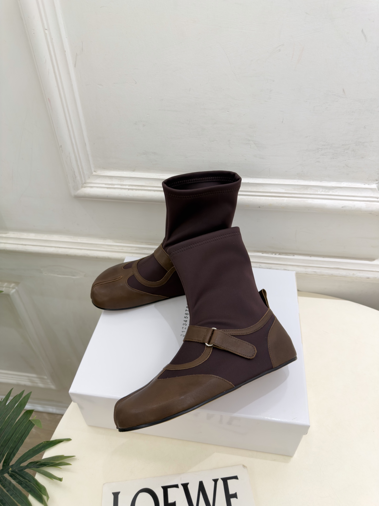 Maison Margiela· 马吉拉26𝐬𝐬 2026秋冬新品 MM6皮带扣内增高分趾弹力短靴———————— M Maison Margiela· 马吉拉26𝐬𝐬 2026秋冬新品 MM6皮带扣内增高分趾弹力短靴———————— M