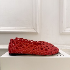 LOEWE 罗意威 2026秋冬新品 Petal Anagram 花瓣头形镂空芭蕾舞鞋 ————————— LOEWE作 LOEWE 罗意威 2026秋冬新品 Petal Anagram 花瓣头形镂空芭蕾舞鞋 ————————— LOEWE作