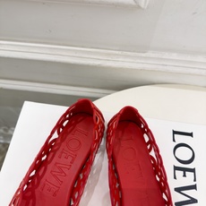 LOEWE 罗意威 2026秋冬新品 Petal Anagram 花瓣头形镂空芭蕾舞鞋 ————————— LOEWE作 LOEWE 罗意威 2026秋冬新品 Petal Anagram 花瓣头形镂空芭蕾舞鞋 ————————— LOEWE作