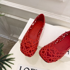 LOEWE 罗意威 2026秋冬新品 Petal Anagram 花瓣头形镂空芭蕾舞鞋 ————————— LOEWE作 LOEWE 罗意威 2026秋冬新品 Petal Anagram 花瓣头形镂空芭蕾舞鞋 ————————— LOEWE作