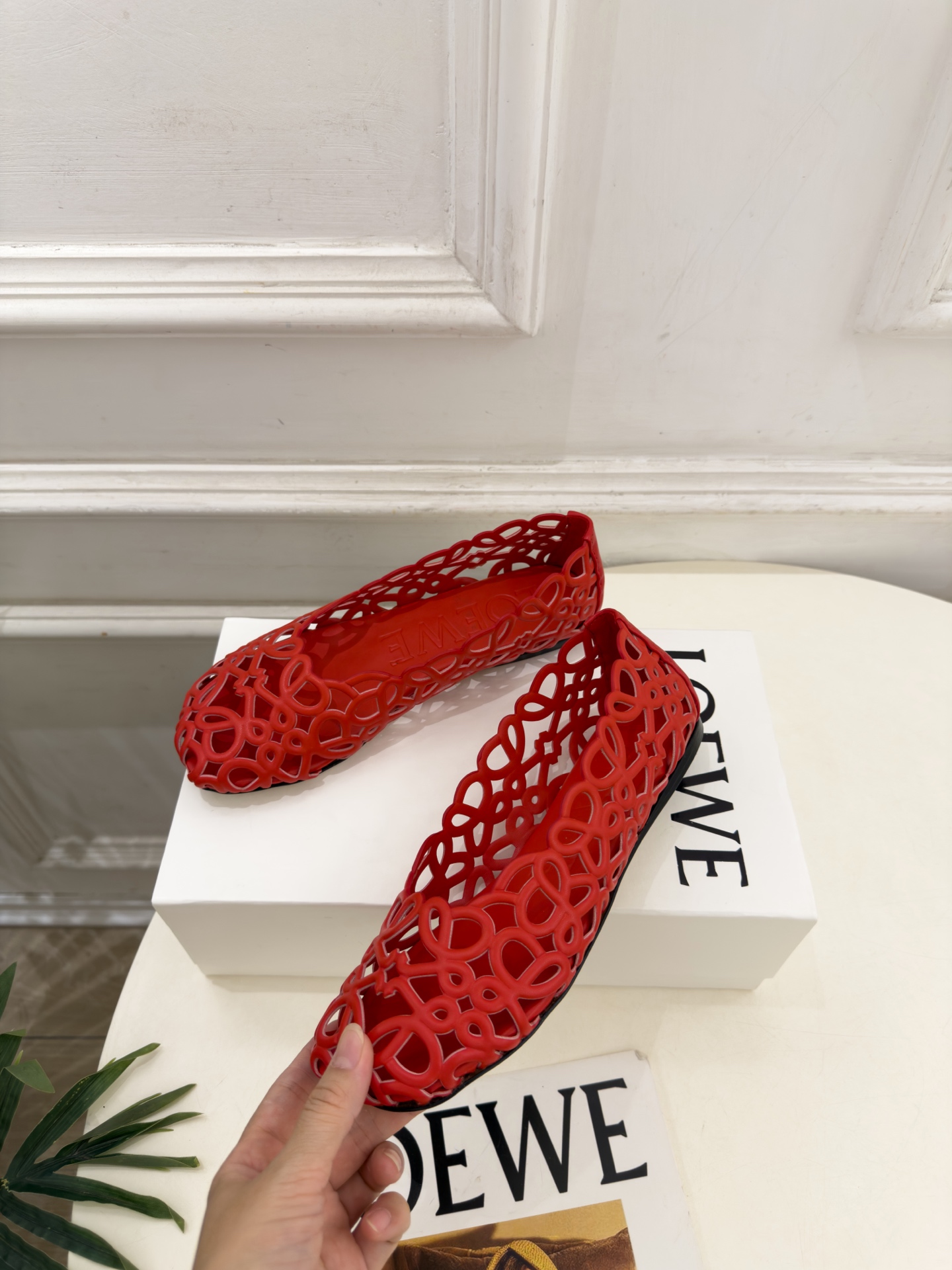 LOEWE 罗意威 2026秋冬新品 Petal Anagram 花瓣头形镂空芭蕾舞鞋 ————————— LOEWE作 LOEWE 罗意威 2026秋冬新品 Petal Anagram 花瓣头形镂空芭蕾舞鞋 ————————— LOEWE作