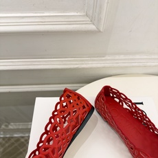 LOEWE 罗意威 2026秋冬新品 Petal Anagram 花瓣头形镂空芭蕾舞鞋 ————————— LOEWE作 LOEWE 罗意威 2026秋冬新品 Petal Anagram 花瓣头形镂空芭蕾舞鞋 ————————— LOEWE作