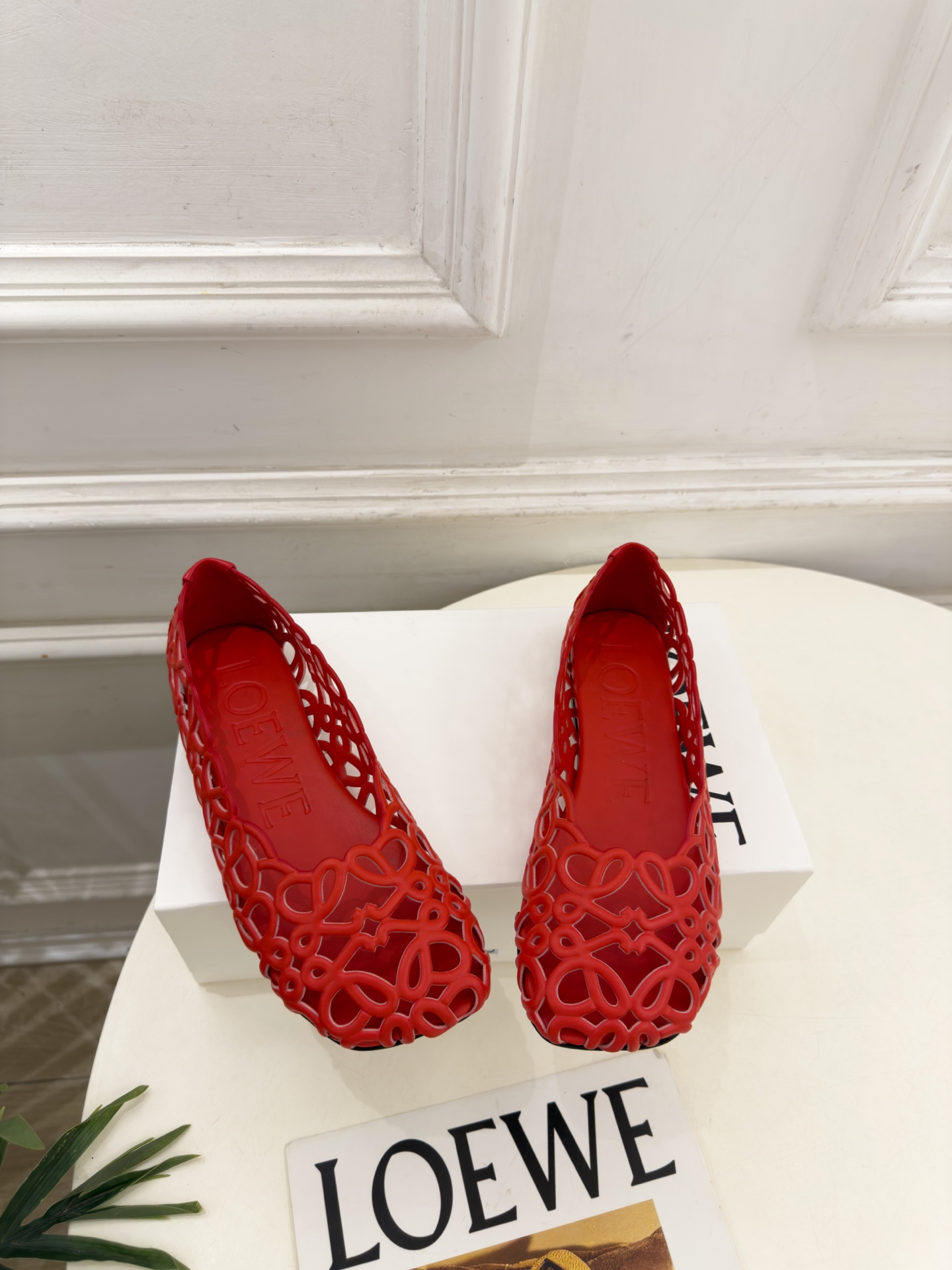 LOEWE 罗意威 2026秋冬新品 Petal Anagram 花瓣头形镂空芭蕾舞鞋 ————————— LOEWE作 LOEWE 罗意威 2026秋冬新品 Petal Anagram 花瓣头形镂空芭蕾舞鞋 ————————— LOEWE作
