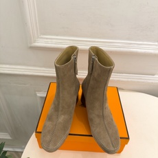 🐎𝐇𝐄𝐑𝐌𝐄* 爱玛仕 26𝐬𝐬 🌈专柜新款 2026秋冬新品 极简复古车线侧拉链粗跟短靴 系列〰 ◽鞋面:原版特定制 🐎𝐇𝐄𝐑𝐌𝐄* 爱玛仕 26𝐬𝐬 🌈专柜新款 2026秋冬新品 极简复古车线侧拉链粗跟短靴 系列〰 ◽鞋面:原版特定制