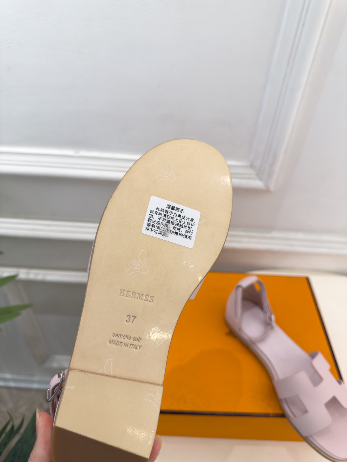 🐎𝐇𝐄𝐑𝐌𝐄* 爱玛仕 26𝐬𝐬  🌈2026秋冬新品 专柜新款 经典H型Santorini平底凉鞋系列〰 ◽鞋面：原版