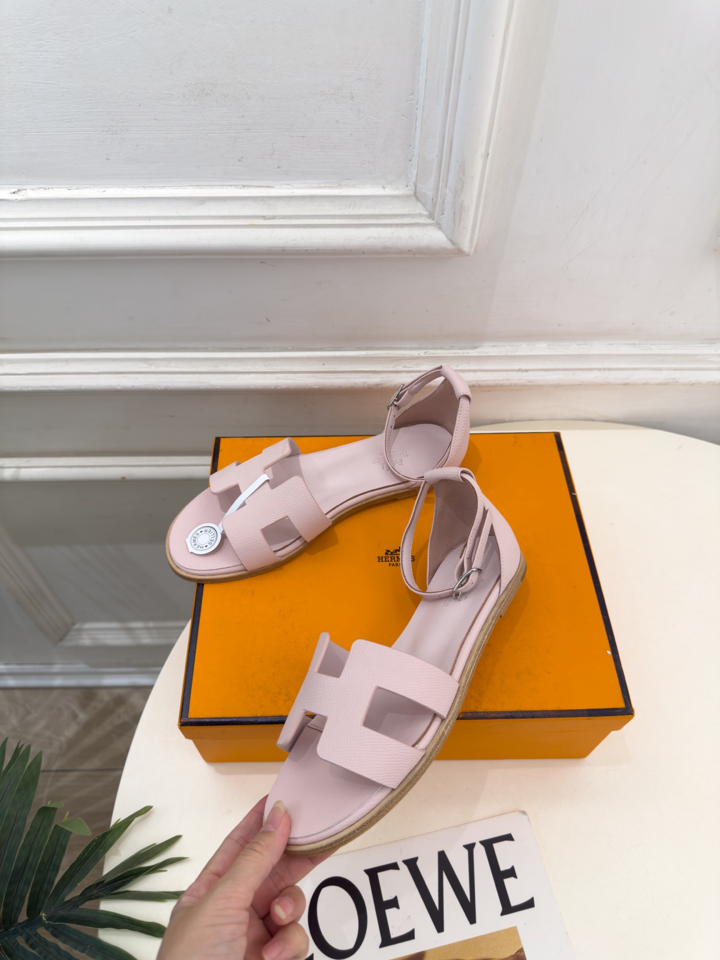 🐎𝐇𝐄𝐑𝐌𝐄* 爱玛仕 26𝐬𝐬  🌈2026秋冬新品 专柜新款 经典H型Santorini平底凉鞋系列〰 ◽鞋面：原版