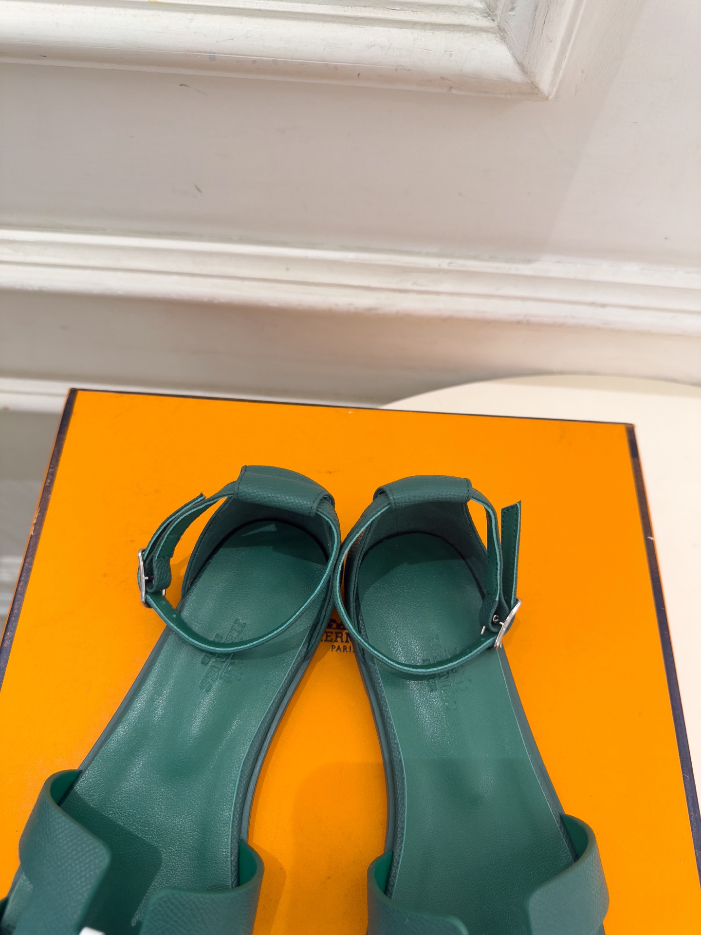 🐎𝐇𝐄𝐑𝐌𝐄* 爱玛仕 26𝐬𝐬  🌈2026秋冬新品 专柜新款 经典H型Santorini平底凉鞋系列〰 ◽鞋面：原版