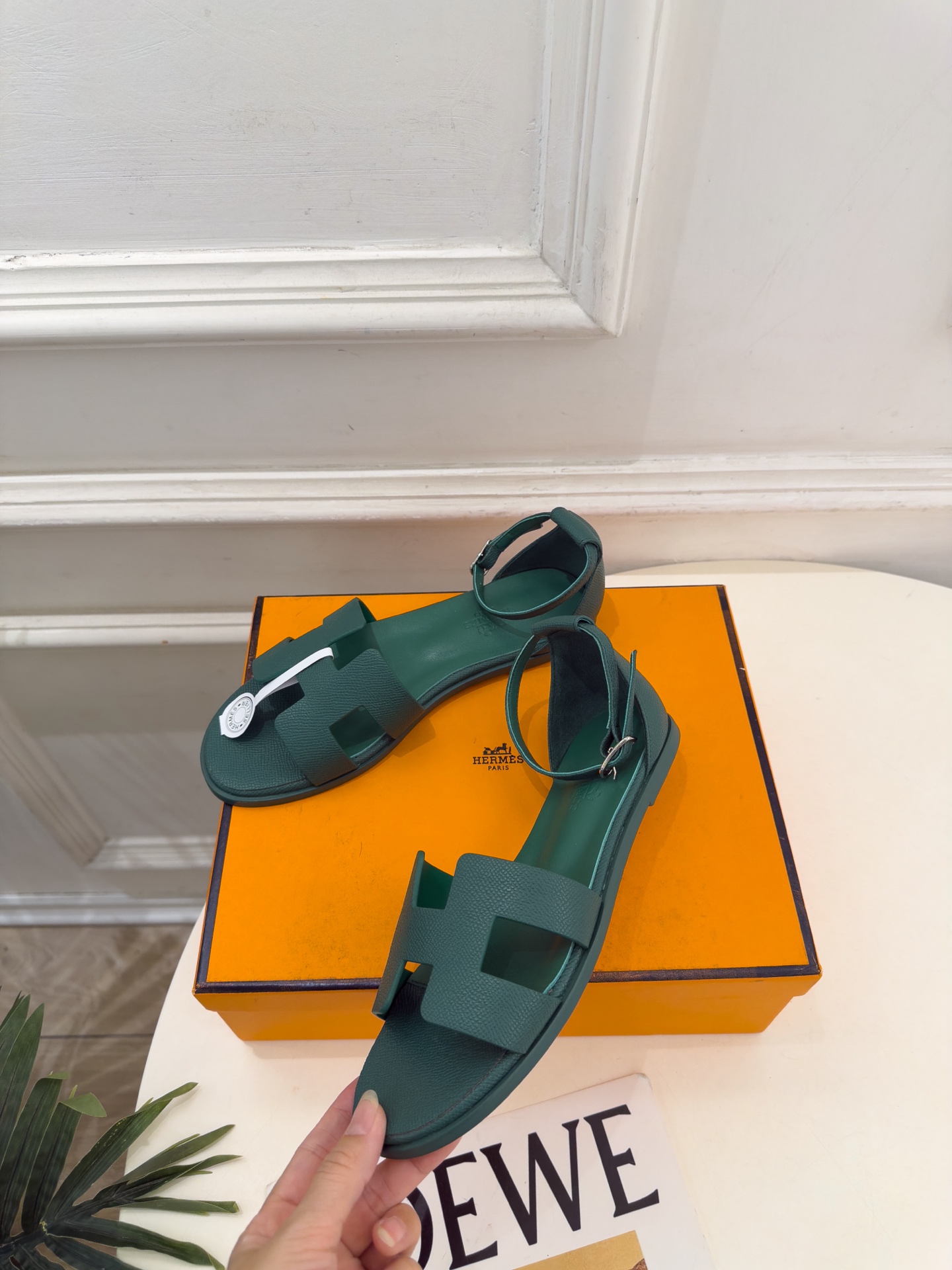 🐎𝐇𝐄𝐑𝐌𝐄* 爱玛仕 26𝐬𝐬  🌈2026秋冬新品 专柜新款 经典H型Santorini平底凉鞋系列〰 ◽鞋面：原版
