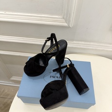 PRADA 普拉达 26𝐬𝐬 🌈2026新品 专柜走秀款 经典字母交叉带防水台高跟凉鞋 系列〰 ◽鞋面:原版高定制面 PRADA 普拉达 26𝐬𝐬 🌈2026新品 专柜走秀款 经典字母交叉带防水台高跟凉鞋 系列〰 ◽鞋面:原版高定制面