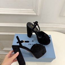 PRADA 普拉达 26𝐬𝐬 🌈2026新品 专柜走秀款 经典字母交叉带防水台高跟凉鞋 系列〰 ◽鞋面:原版高定制面 PRADA 普拉达 26𝐬𝐬 🌈2026新品 专柜走秀款 经典字母交叉带防水台高跟凉鞋 系列〰 ◽鞋面:原版高定制面