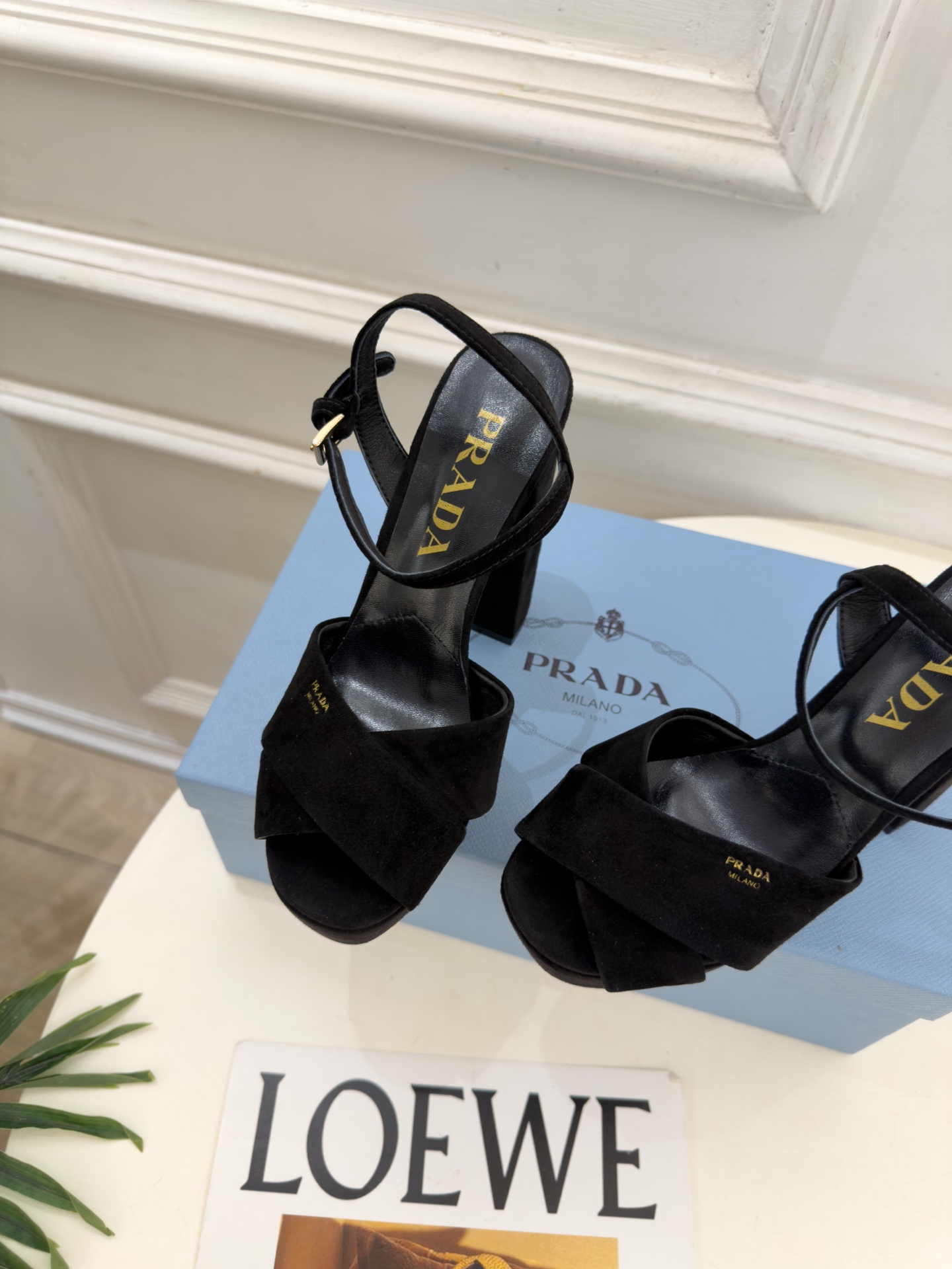 PRADA 普拉达 26𝐬𝐬 🌈2026新品 专柜走秀款 经典字母交叉带防水台高跟凉鞋 系列〰 ◽鞋面:原版高定制面 PRADA 普拉达 26𝐬𝐬 🌈2026新品 专柜走秀款 经典字母交叉带防水台高跟凉鞋 系列〰 ◽鞋面:原版高定制面