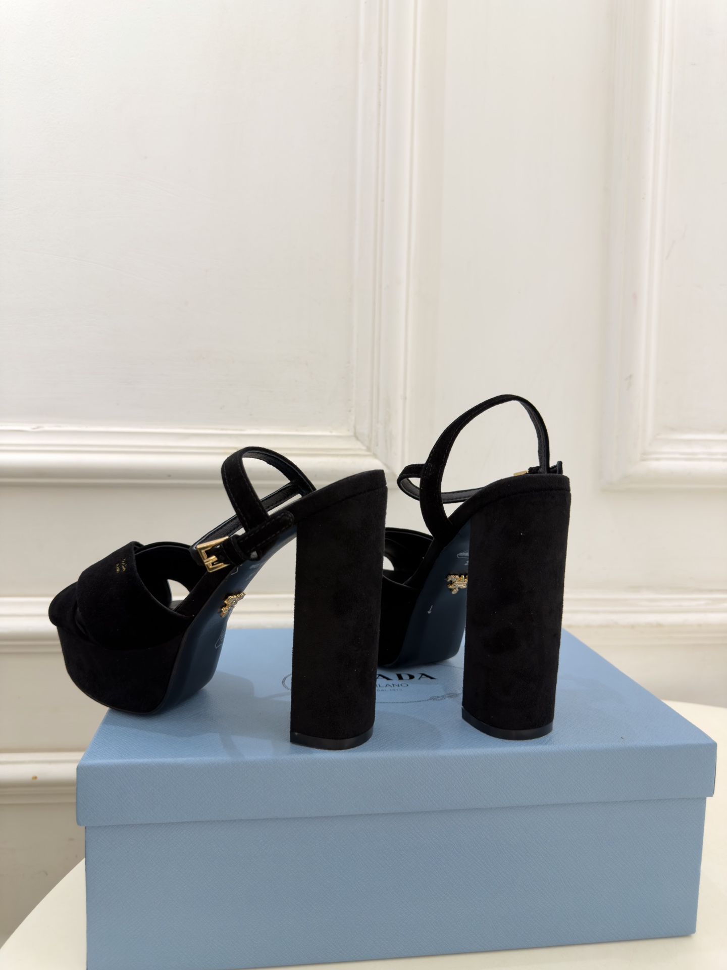PRADA 普拉达 26𝐬𝐬 🌈2026新品 专柜走秀款 经典字母交叉带防水台高跟凉鞋 系列〰 ◽鞋面:原版高定制面 PRADA 普拉达 26𝐬𝐬 🌈2026新品 专柜走秀款 经典字母交叉带防水台高跟凉鞋 系列〰 ◽鞋面:原版高定制面