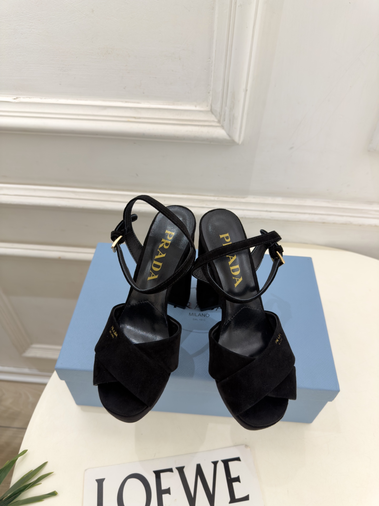 PRADA 普拉达  26𝐬𝐬  🌈2026新品 专柜走秀款 经典字母交叉带防水台高跟凉鞋 系列〰 ◽鞋面：原版高定制面