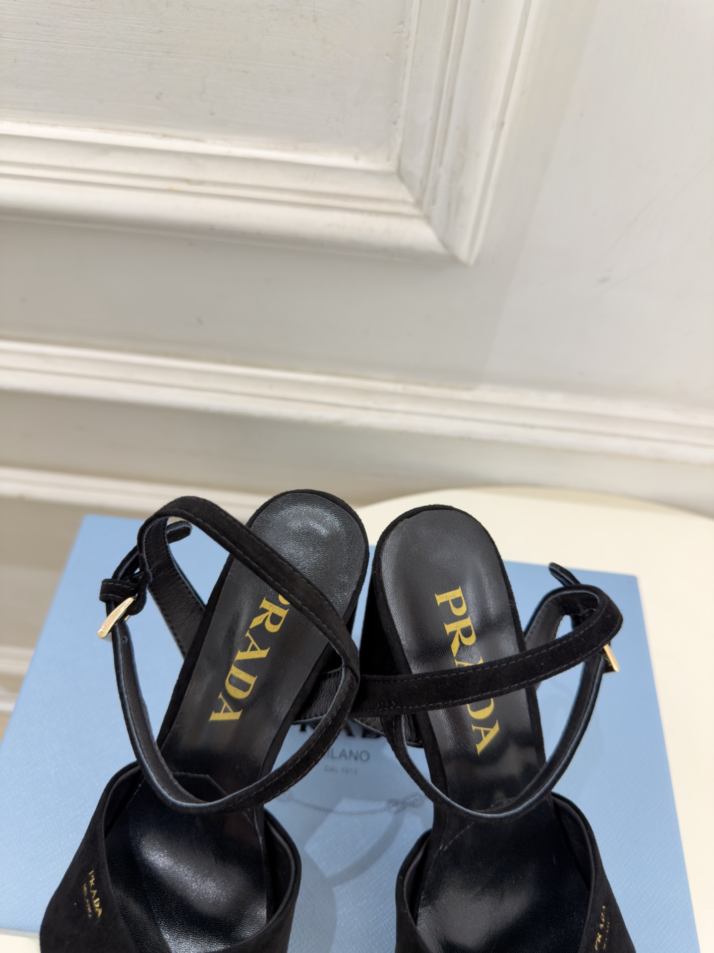 PRADA 普拉达 26𝐬𝐬 🌈2026新品 专柜走秀款 经典字母交叉带防水台高跟凉鞋 系列〰 ◽鞋面:原版高定制面 PRADA 普拉达 26𝐬𝐬 🌈2026新品 专柜走秀款 经典字母交叉带防水台高跟凉鞋 系列〰 ◽鞋面:原版高定制面