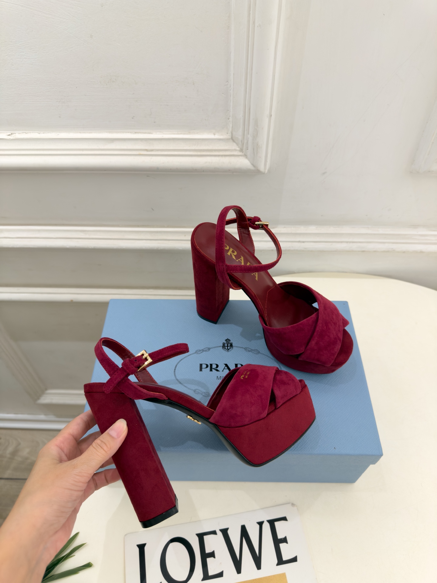 PRADA 普拉达 26𝐬𝐬 🌈2026新品 专柜走秀款 经典字母交叉带防水台高跟凉鞋 系列〰 ◽鞋面:原版高定制面 PRADA 普拉达 26𝐬𝐬 🌈2026新品 专柜走秀款 经典字母交叉带防水台高跟凉鞋 系列〰 ◽鞋面:原版高定制面