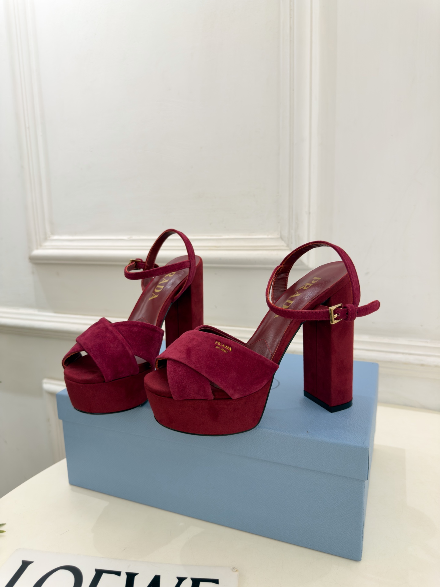 PRADA 普拉达 26𝐬𝐬 🌈2026新品 专柜走秀款 经典字母交叉带防水台高跟凉鞋 系列〰 ◽鞋面:原版高定制面 PRADA 普拉达 26𝐬𝐬 🌈2026新品 专柜走秀款 经典字母交叉带防水台高跟凉鞋 系列〰 ◽鞋面:原版高定制面