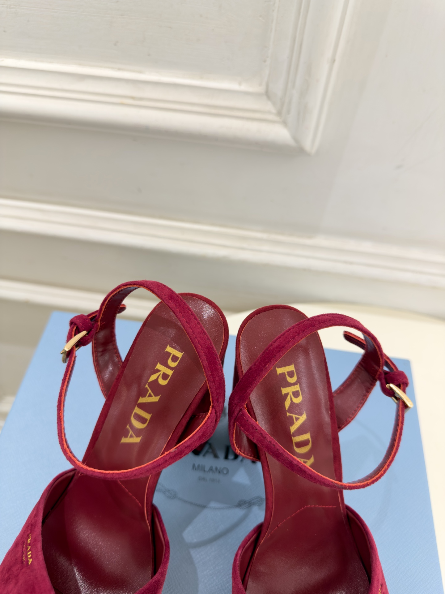 PRADA 普拉达 26𝐬𝐬 🌈2026新品 专柜走秀款 经典字母交叉带防水台高跟凉鞋 系列〰 ◽鞋面:原版高定制面 PRADA 普拉达 26𝐬𝐬 🌈2026新品 专柜走秀款 经典字母交叉带防水台高跟凉鞋 系列〰 ◽鞋面:原版高定制面
