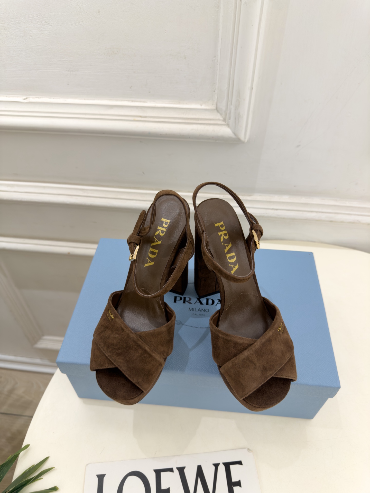 PRADA 普拉达  26𝐬𝐬  🌈2026新品 专柜走秀款 经典字母交叉带防水台高跟凉鞋 系列〰 ◽鞋面：原版高定制面