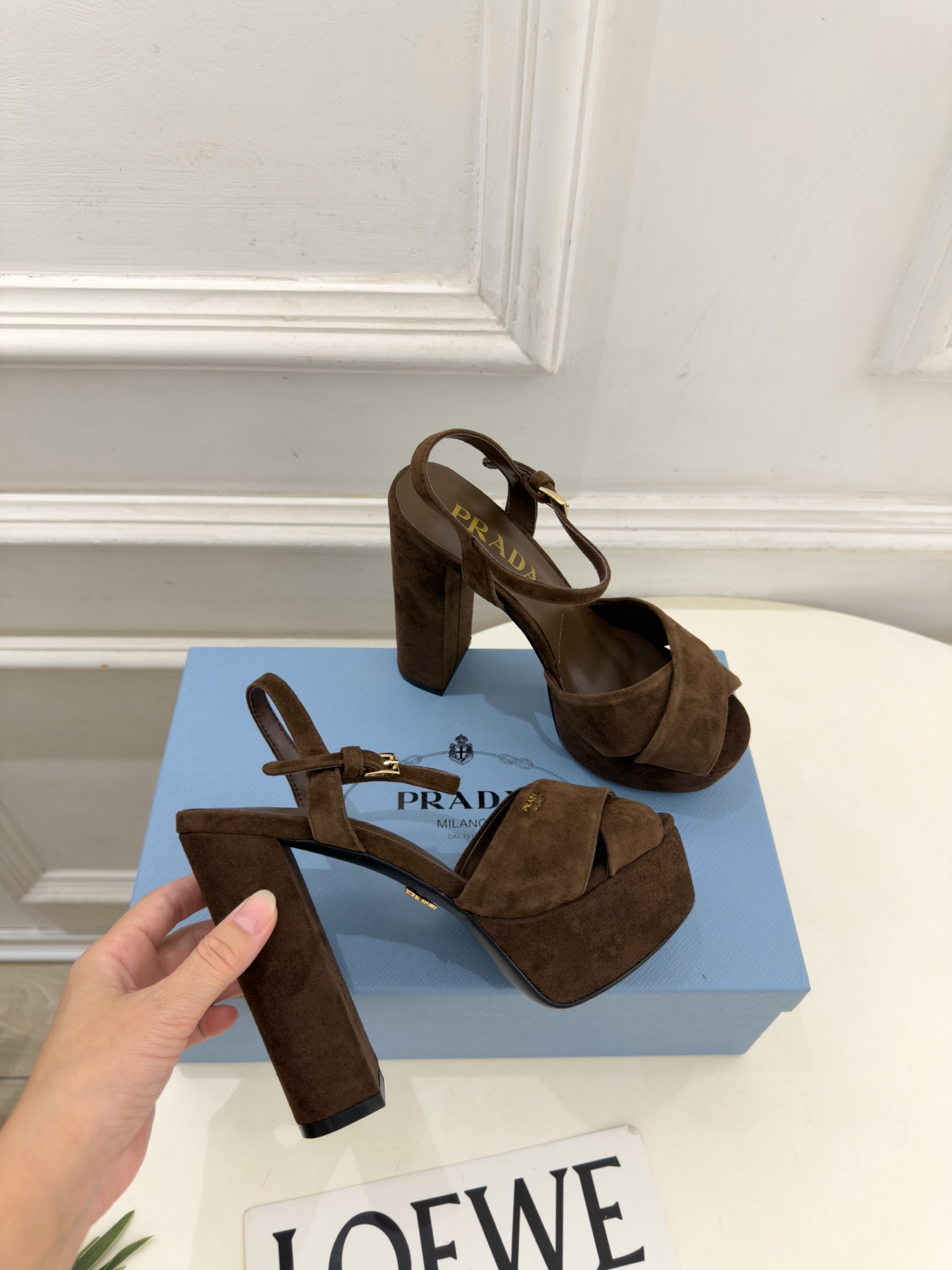 PRADA 普拉达 26𝐬𝐬 🌈2026新品 专柜走秀款 经典字母交叉带防水台高跟凉鞋 系列〰 ◽鞋面:原版高定制面 PRADA 普拉达 26𝐬𝐬 🌈2026新品 专柜走秀款 经典字母交叉带防水台高跟凉鞋 系列〰 ◽鞋面:原版高定制面