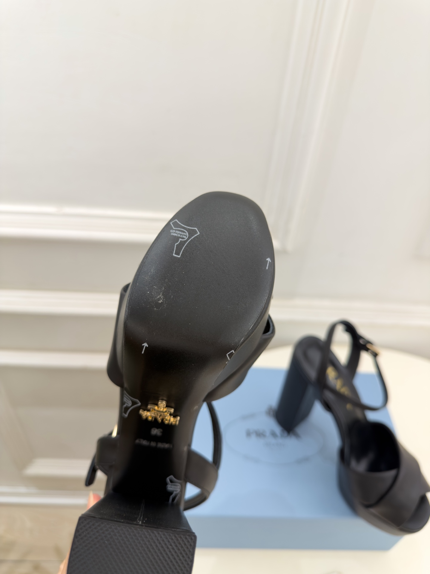 PRADA 普拉达  26𝐬𝐬  🌈2026新品 专柜走秀款 经典字母交叉带防水台高跟凉鞋 系列〰 ◽鞋面：原版高定制面