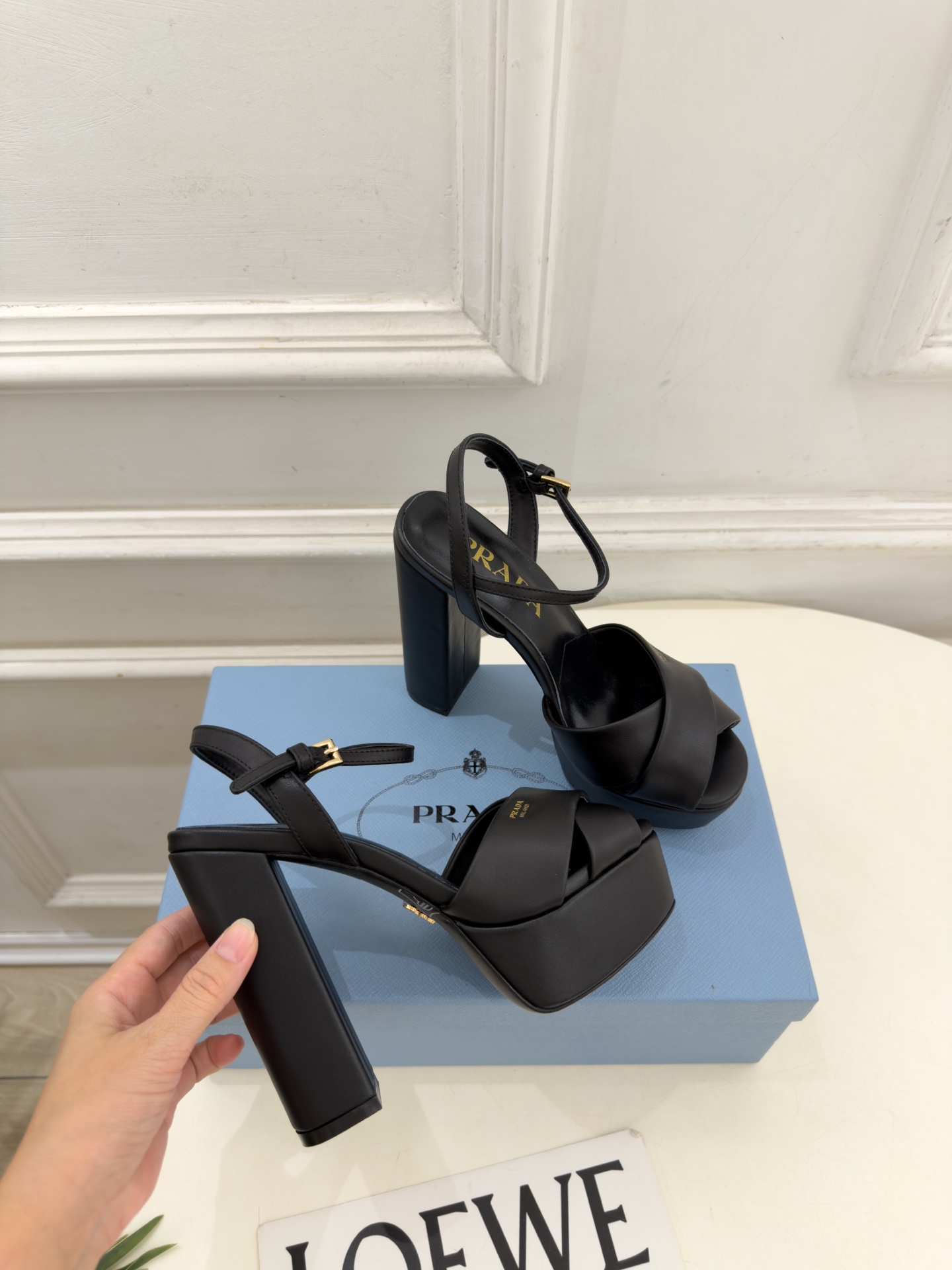 PRADA 普拉达  26𝐬𝐬  🌈2026新品 专柜走秀款 经典字母交叉带防水台高跟凉鞋 系列〰 ◽鞋面：原版高定制面