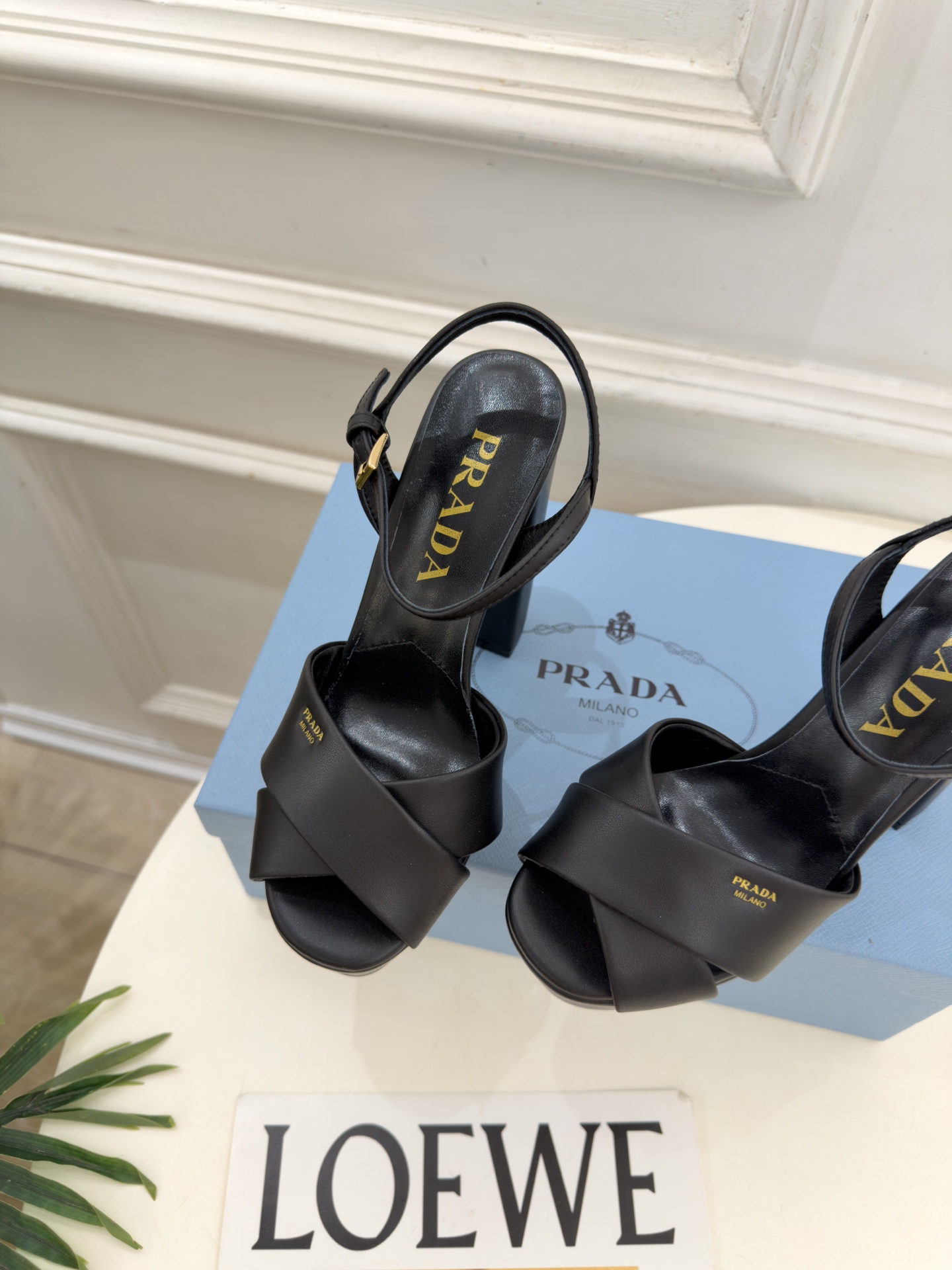 PRADA 普拉达  26𝐬𝐬  🌈2026新品 专柜走秀款 经典字母交叉带防水台高跟凉鞋 系列〰 ◽鞋面：原版高定制面