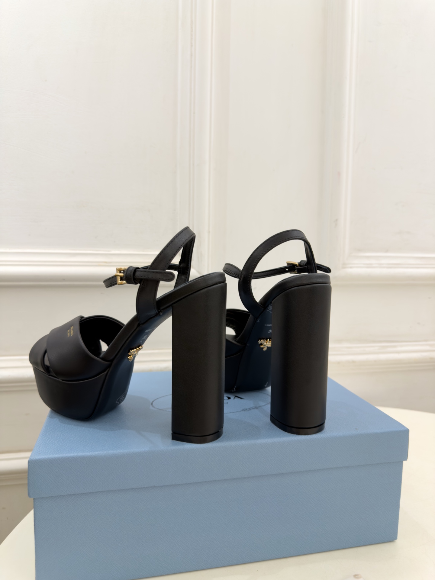 PRADA 普拉达  26𝐬𝐬  🌈2026新品 专柜走秀款 经典字母交叉带防水台高跟凉鞋 系列〰 ◽鞋面：原版高定制面