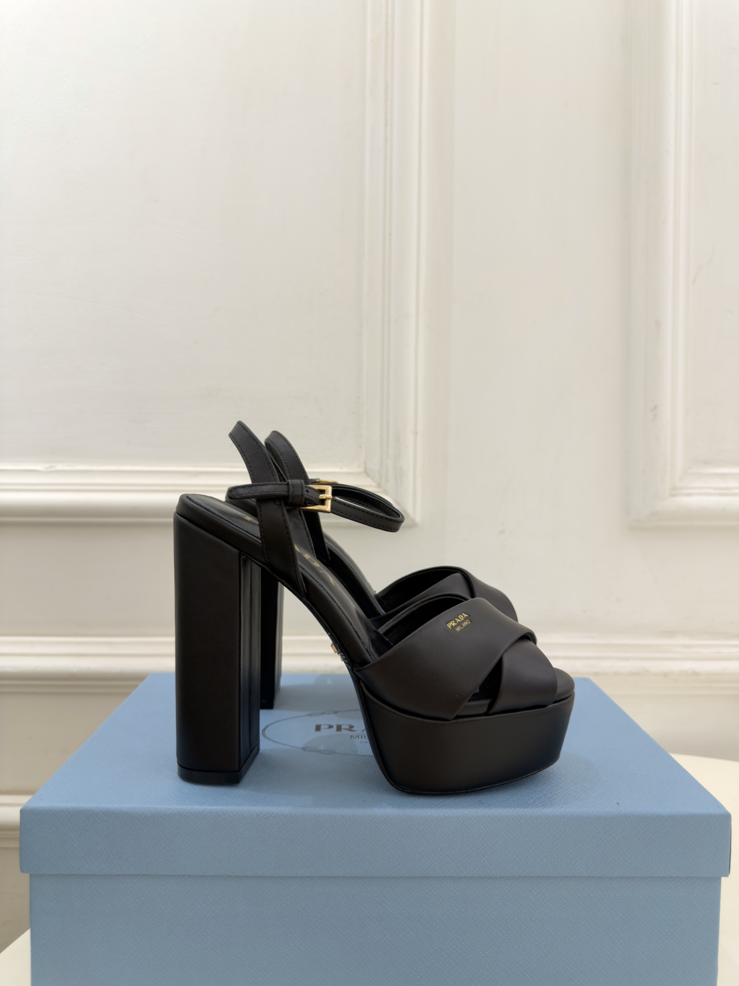 PRADA 普拉达  26𝐬𝐬  🌈2026新品 专柜走秀款 经典字母交叉带防水台高跟凉鞋 系列〰 ◽鞋面：原版高定制面