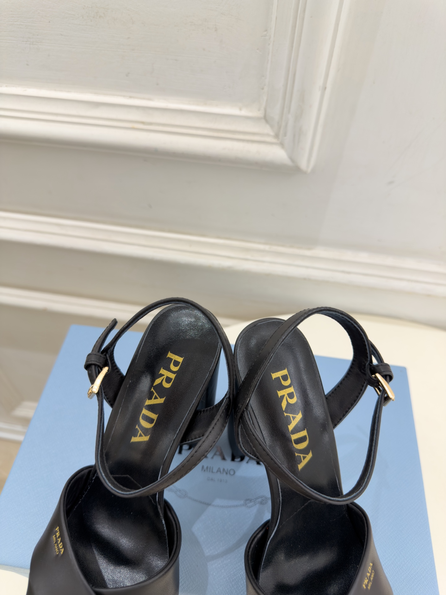 PRADA 普拉达  26𝐬𝐬  🌈2026新品 专柜走秀款 经典字母交叉带防水台高跟凉鞋 系列〰 ◽鞋面：原版高定制面