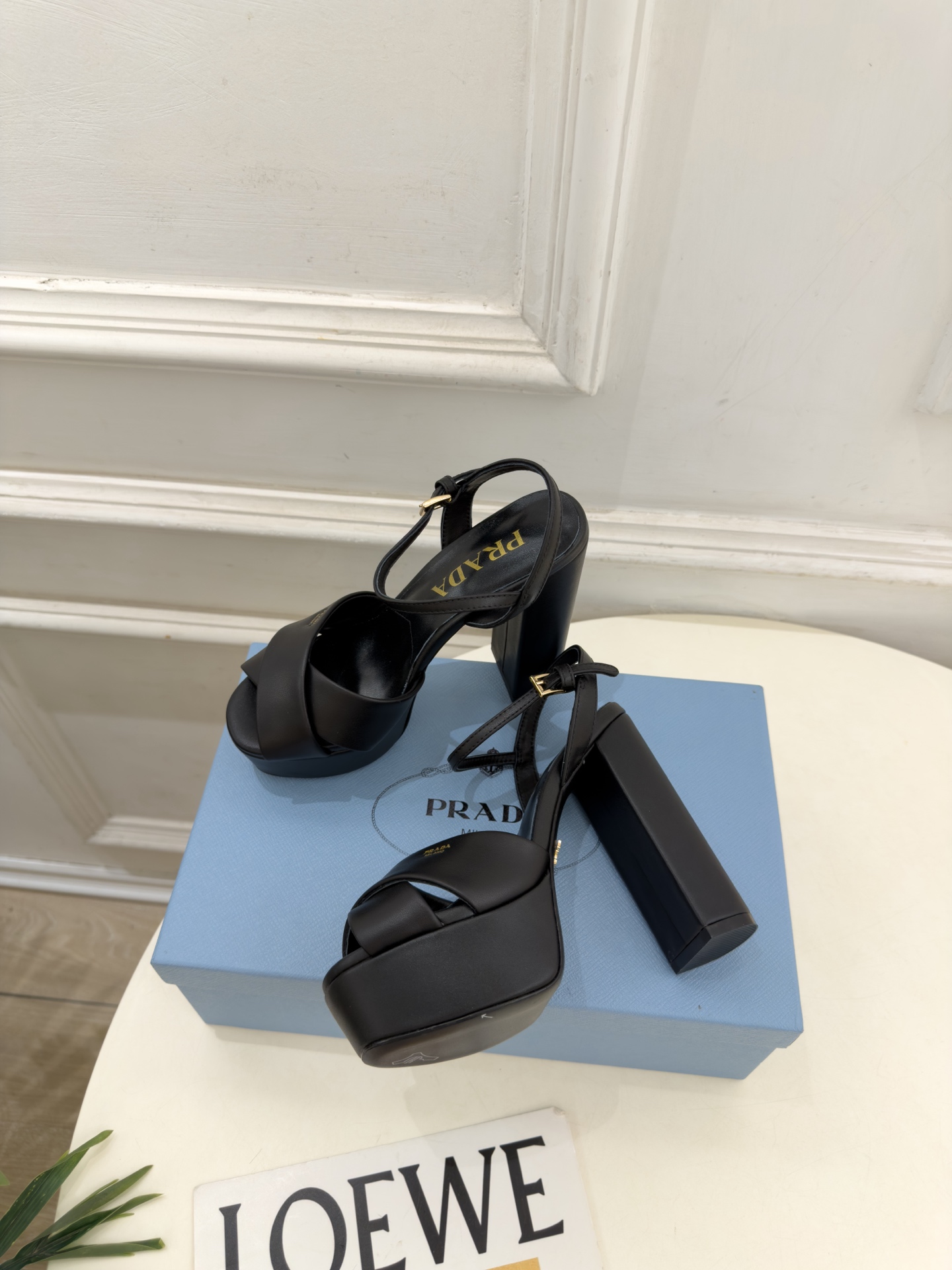 PRADA 普拉达  26𝐬𝐬  🌈2026新品 专柜走秀款 经典字母交叉带防水台高跟凉鞋 系列〰 ◽鞋面：原版高定制面