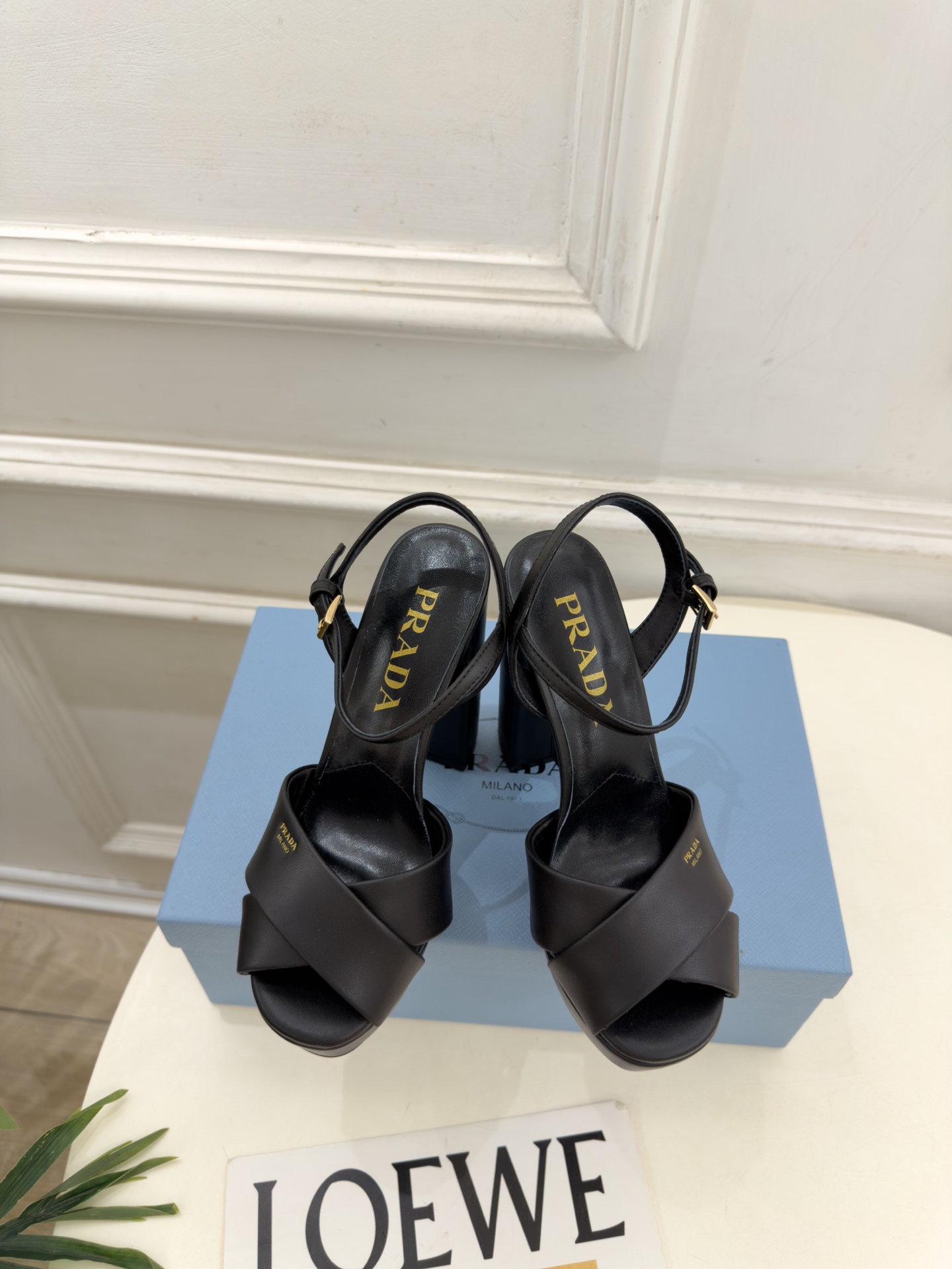 PRADA 普拉达  26𝐬𝐬  🌈2026新品 专柜走秀款 经典字母交叉带防水台高跟凉鞋 系列〰 ◽鞋面：原版高定制面