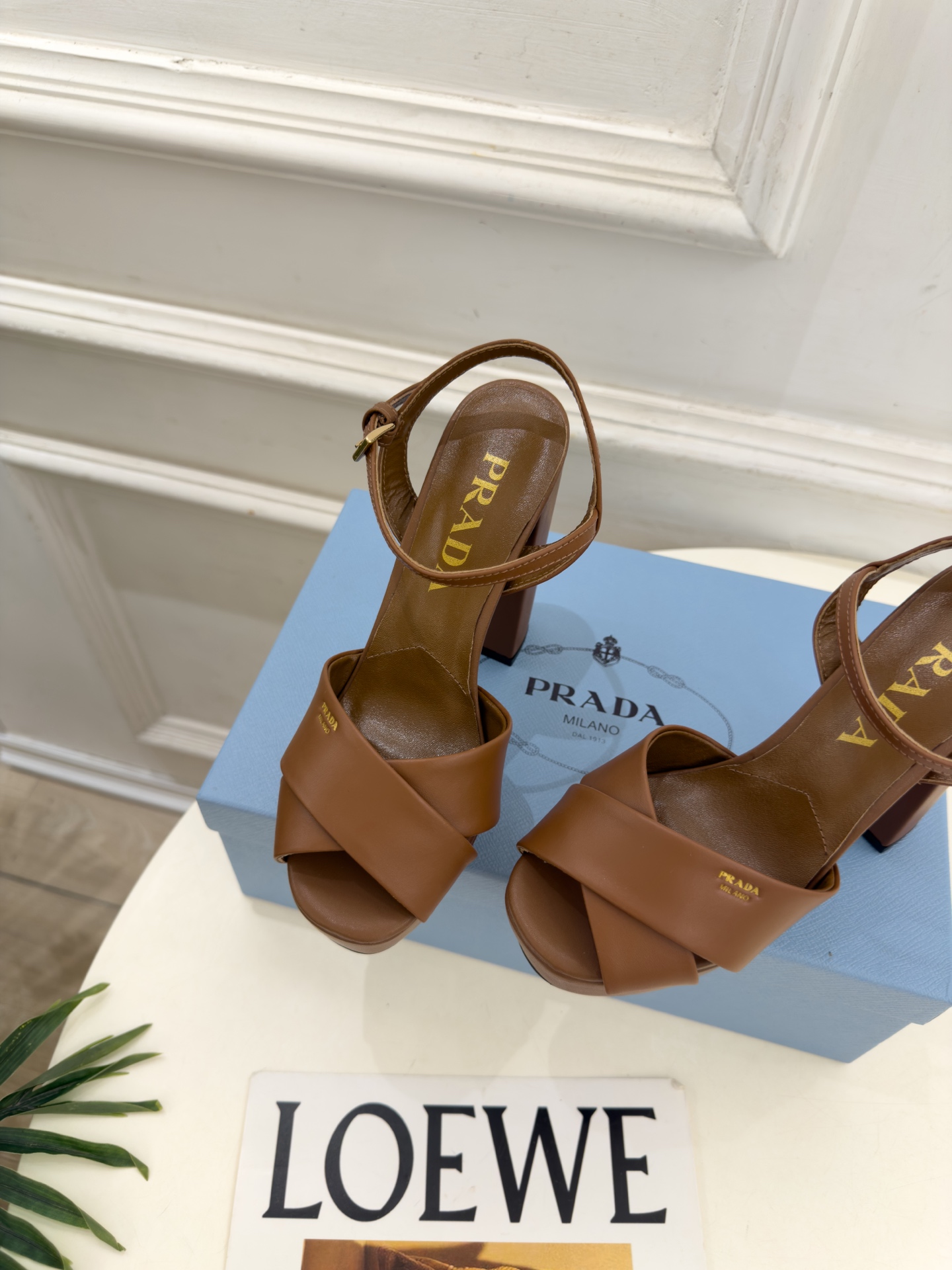 PRADA 普拉达  26𝐬𝐬  🌈2026新品 专柜走秀款 经典字母交叉带防水台高跟凉鞋 系列〰 ◽鞋面：原版高定制面