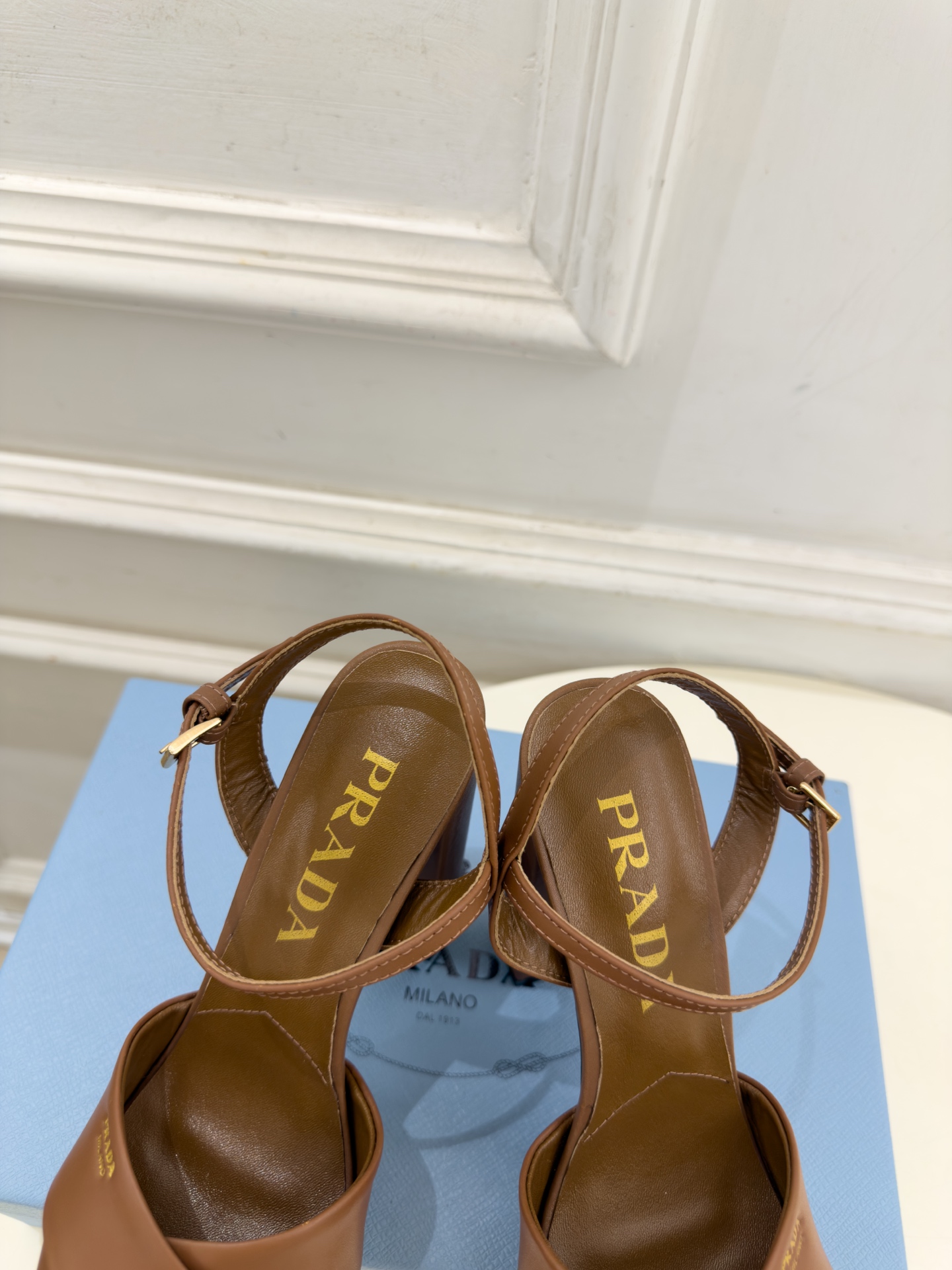 PRADA 普拉达  26𝐬𝐬  🌈2026新品 专柜走秀款 经典字母交叉带防水台高跟凉鞋 系列〰 ◽鞋面：原版高定制面