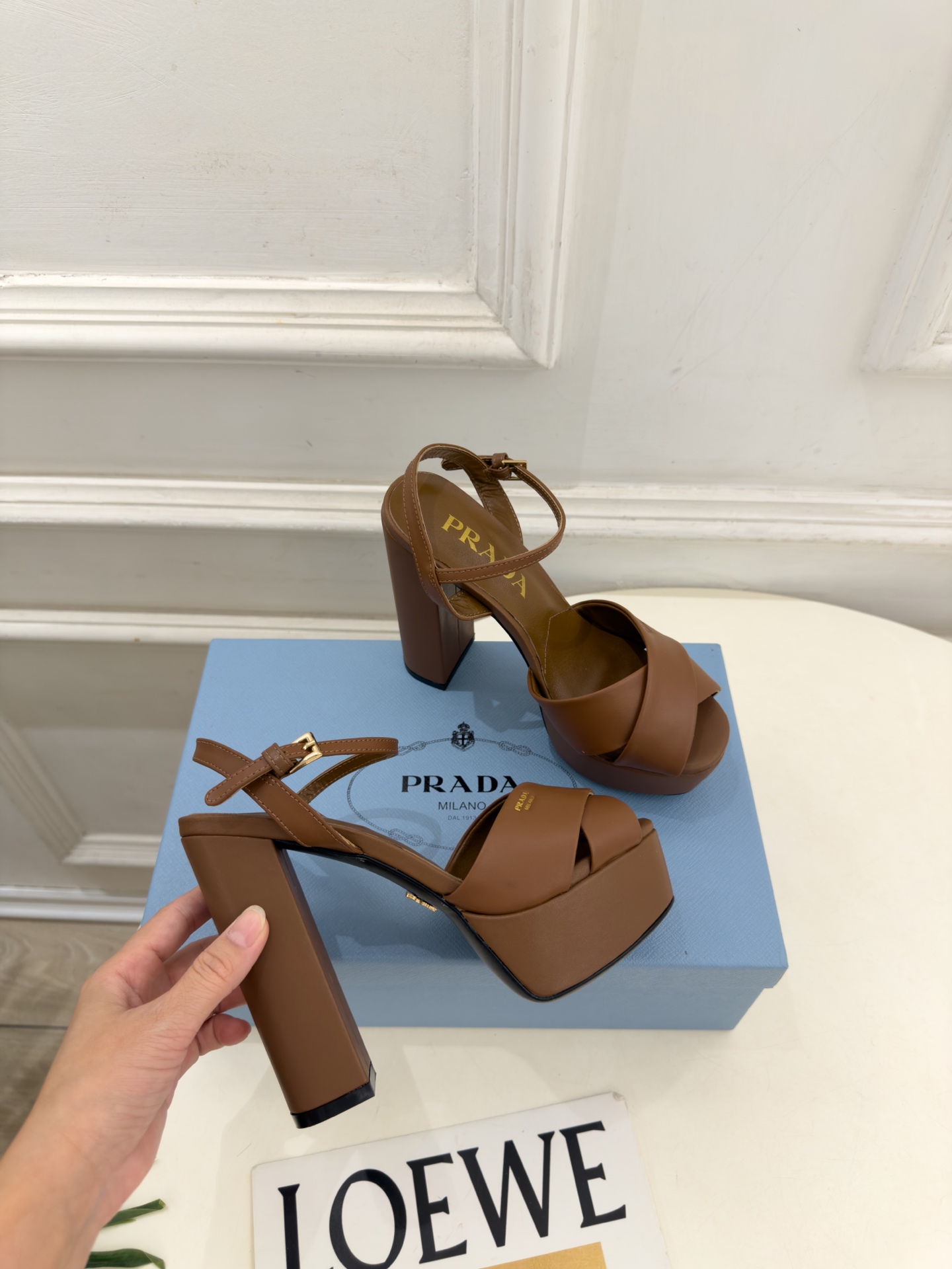 PRADA 普拉达  26𝐬𝐬  🌈2026新品 专柜走秀款 经典字母交叉带防水台高跟凉鞋 系列〰 ◽鞋面：原版高定制面