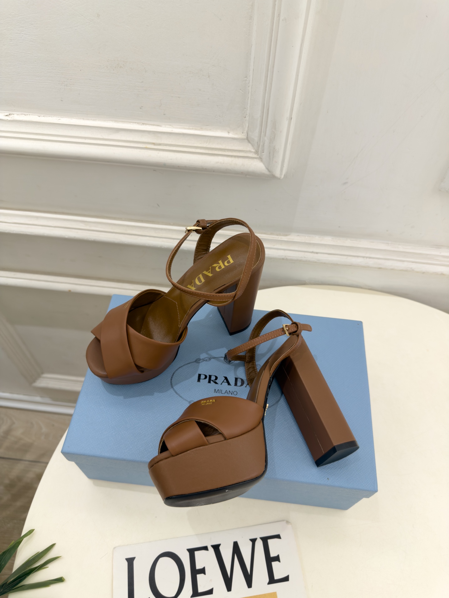PRADA 普拉达  26𝐬𝐬  🌈2026新品 专柜走秀款 经典字母交叉带防水台高跟凉鞋 系列〰 ◽鞋面：原版高定制面