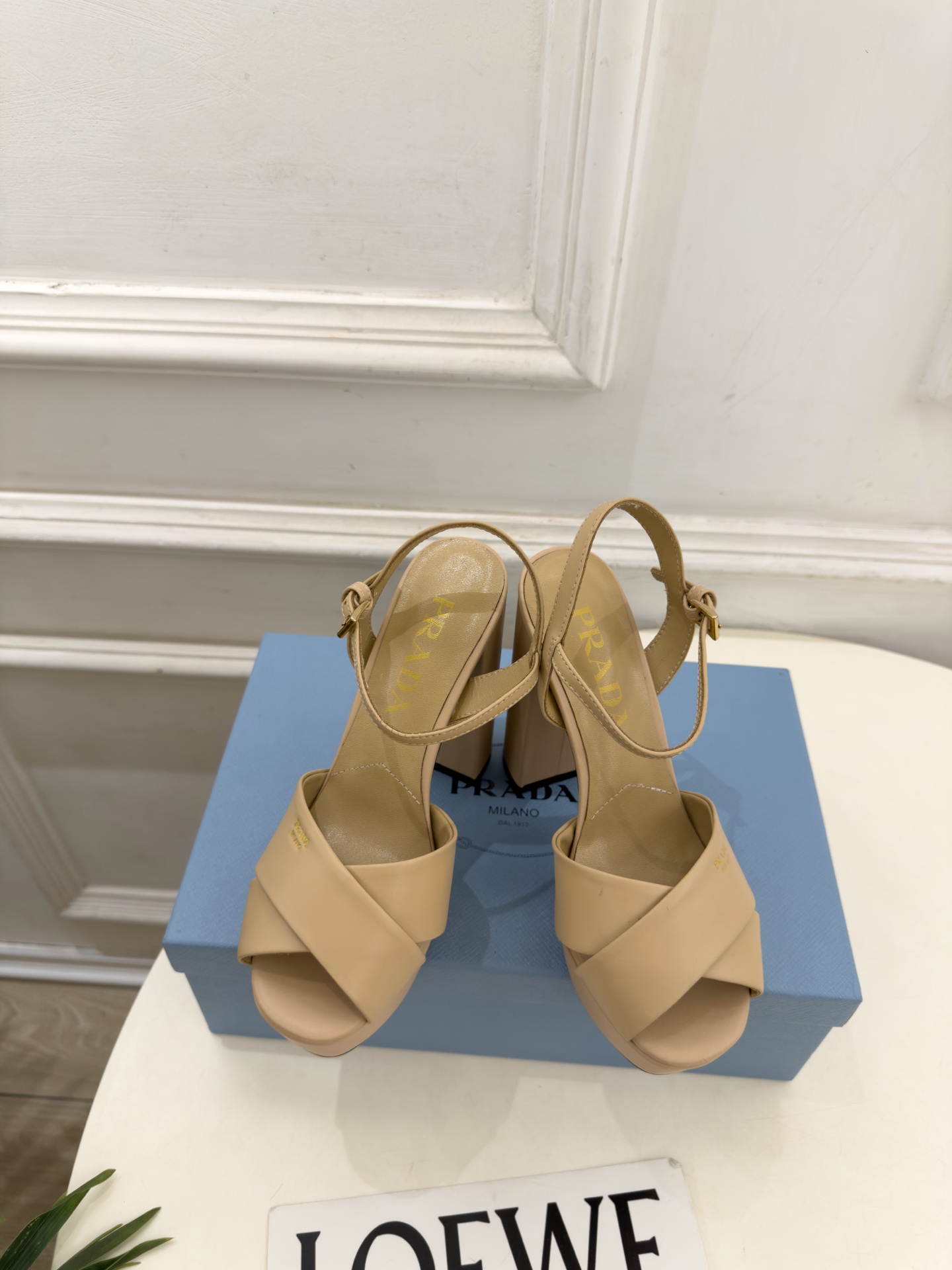 PRADA 普拉达  26𝐬𝐬  🌈2026新品 专柜走秀款 经典字母交叉带防水台高跟凉鞋 系列〰 ◽鞋面：原版高定制面