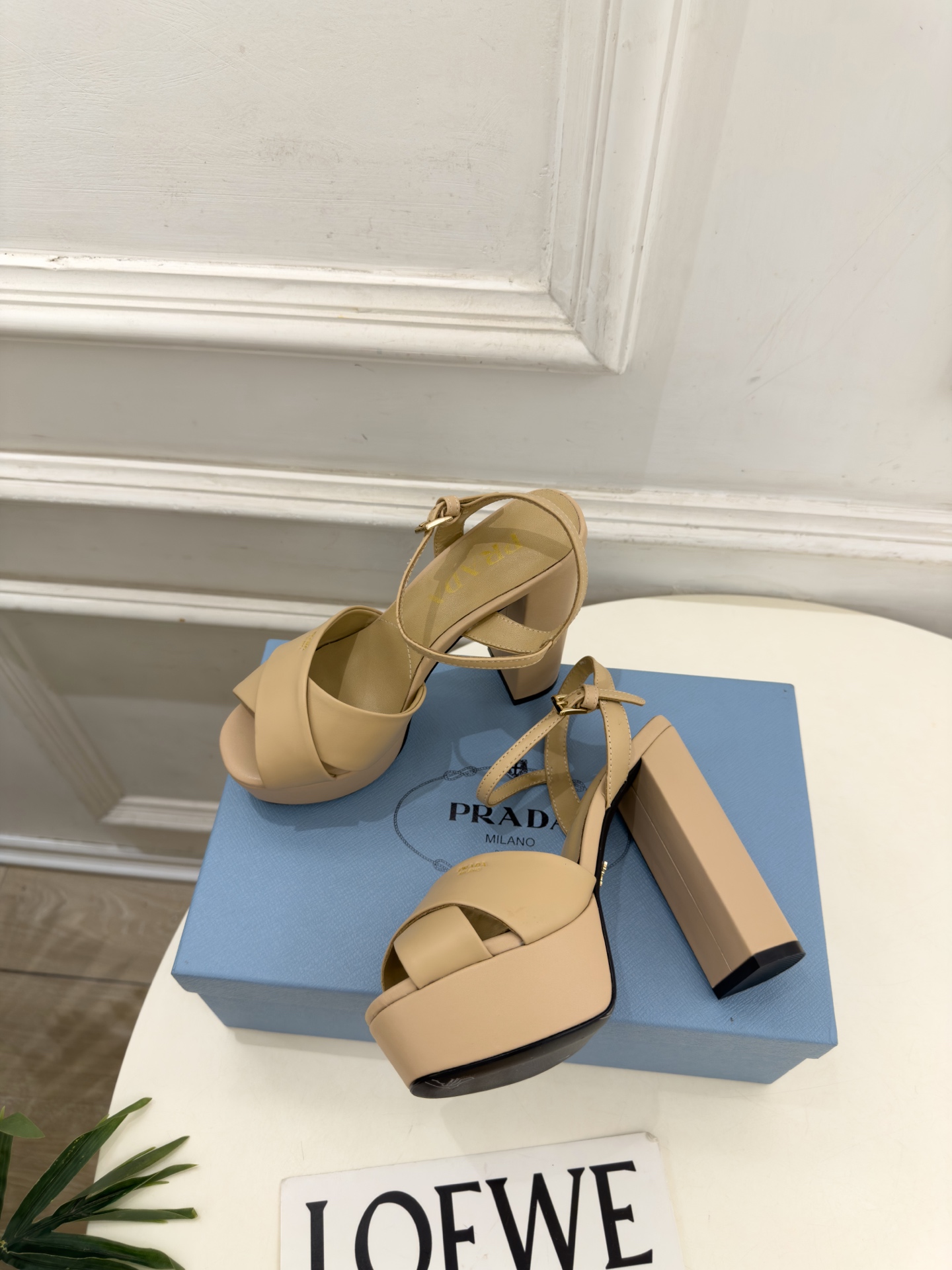 PRADA 普拉达  26𝐬𝐬  🌈2026新品 专柜走秀款 经典字母交叉带防水台高跟凉鞋 系列〰 ◽鞋面：原版高定制面